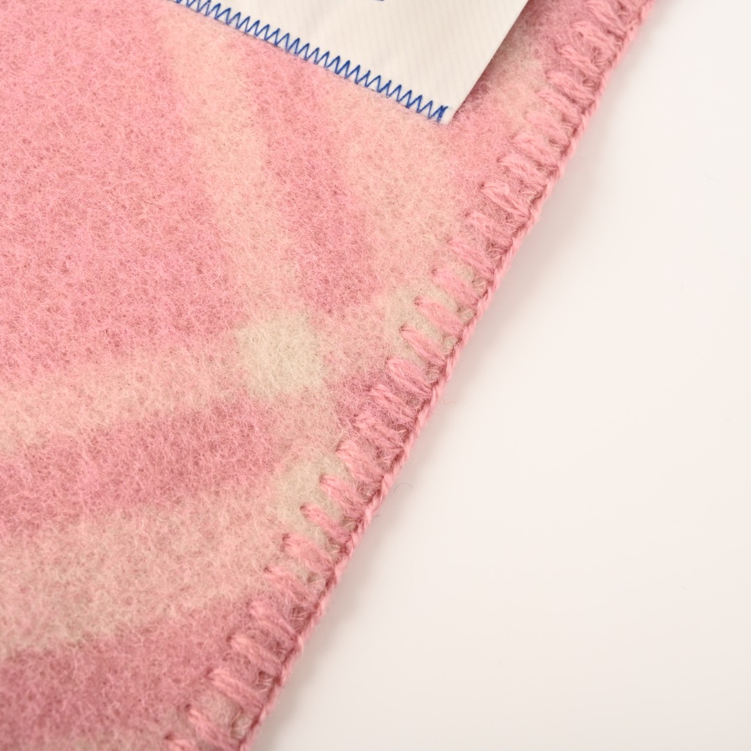 本地自取💰280
BURBERRY巴宝莉BBR 菱格纹方标战马羊毛围巾
羊绒羊毛材质,1:1针织满印图案,标配全套包装
Size:30*182CM