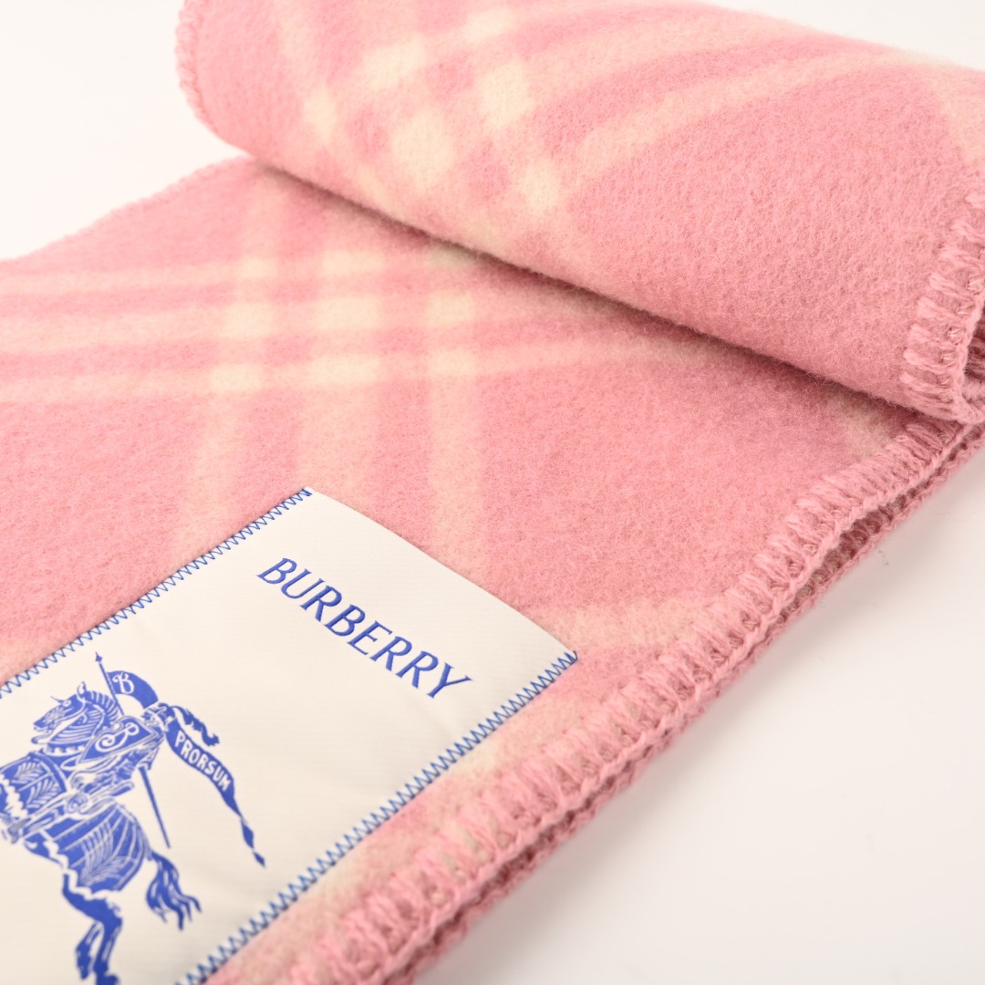 本地自取💰280
BURBERRY巴宝莉BBR 菱格纹方标战马羊毛围巾
羊绒羊毛材质,1:1针织满印图案,标配全套包装
Size:30*182CM