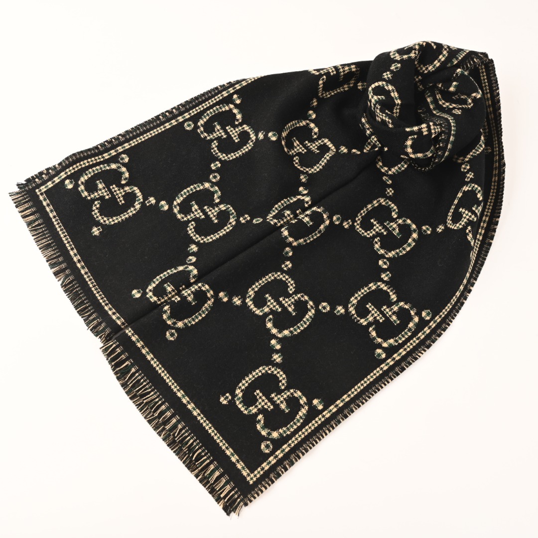 Gucci古驰GUC 大logo格纹老花双面羊毛长围巾
#代购版本# 黑绿色
官网同步更新。羊毛成分,标配礼盒包装。
Size:47*180