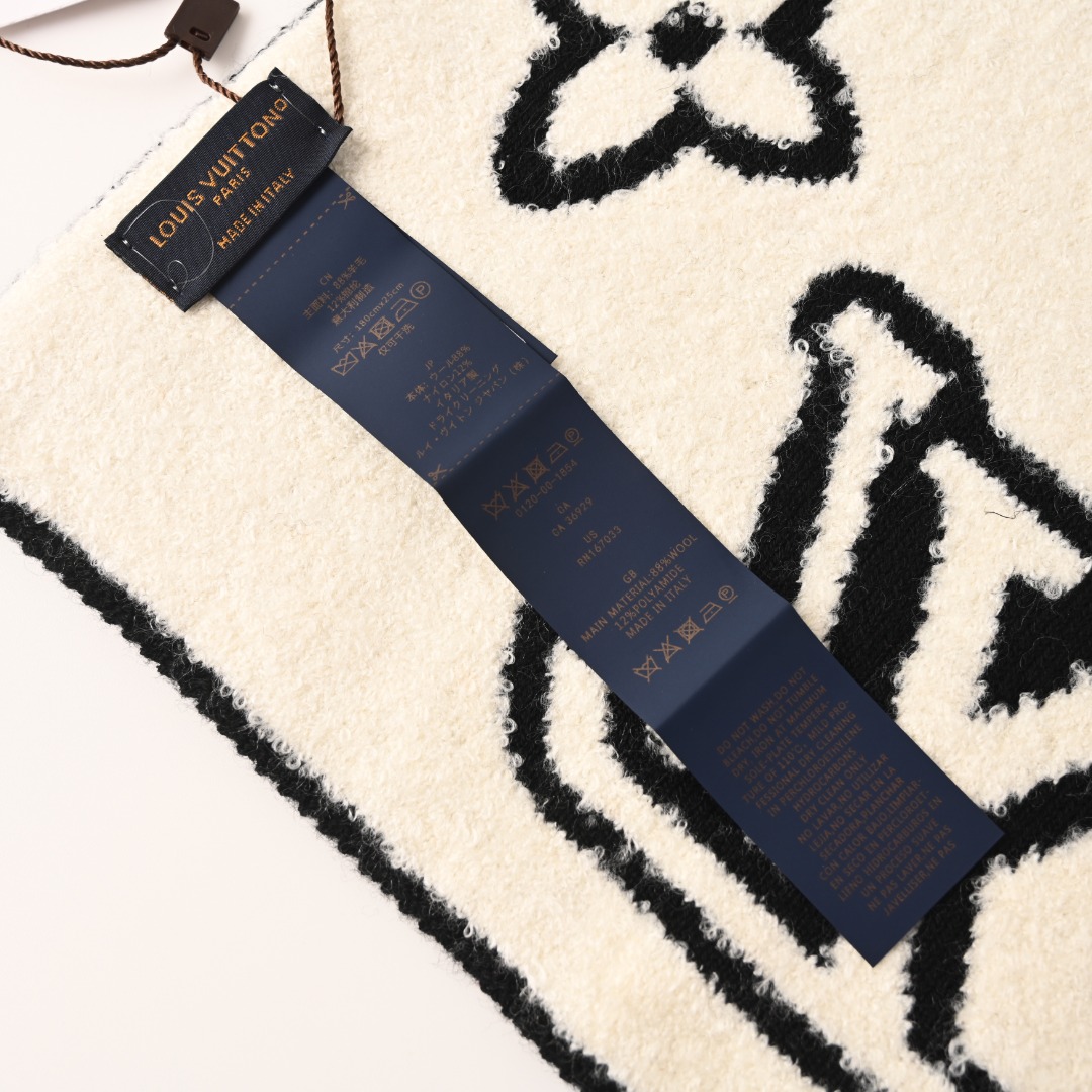 LOUIS VUITTON LV 绵羊毛黑白浮雕logo绒线围巾M96936