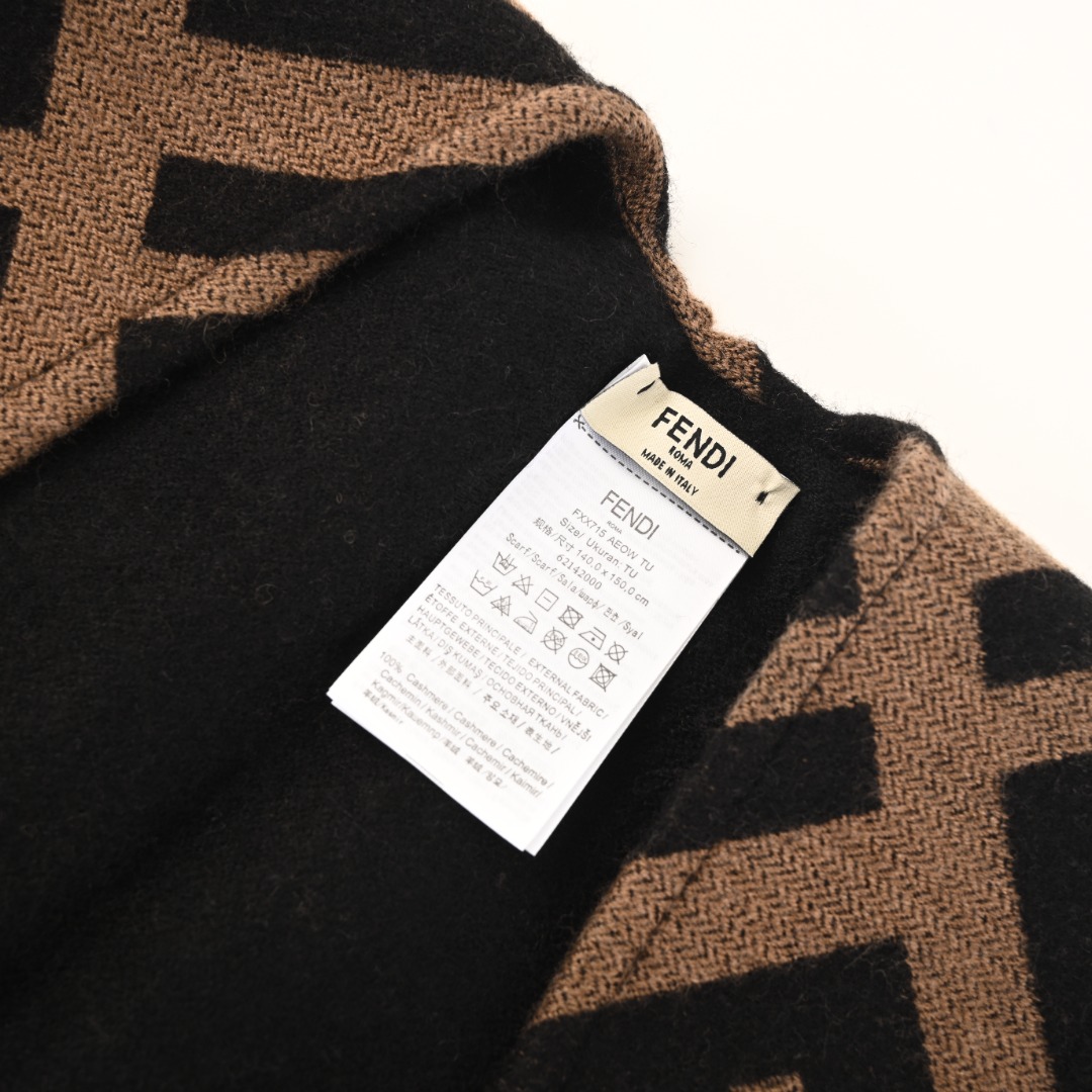 FENDI/芬迪FD 新款经典满印字母Logo老花双面羊绒流苏披肩斗篷围巾开叉披风