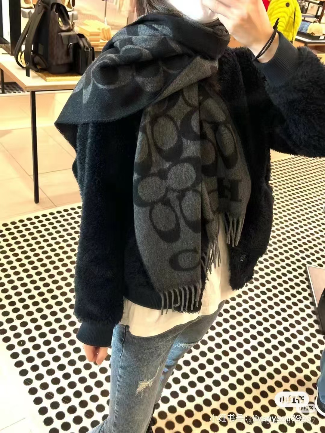 COACH/蔻驰 羊绒羊毛混纺围巾  上身参考