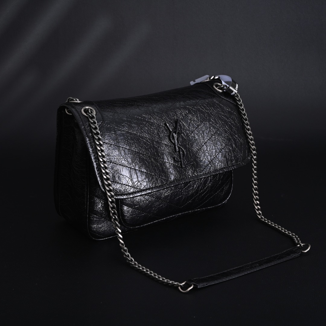 本地自取💰380
圣罗兰YSL Niki 银链黑标Logo复古褶皱D扣流浪包 黑色
YSL 家的必入的黑色 niki
人间值得 YSL 圣罗兰黑色 niki
Niki 皱巴巴的小🐂皮摸起来非常柔软 随意的蹂躪折腾不变形
做旧五金链条⛓很有复古的味道 更体现了 YSL Niki独一无二的魅力
容量大 出行方便 黑色百搭耐看
多种背法:可单肩、可斜挎、可流浪式
Niki绝对是吃土也要入的一款万能包台上身绝对酷、美。
中号:28*20*8.5cm
圣罗兰包包