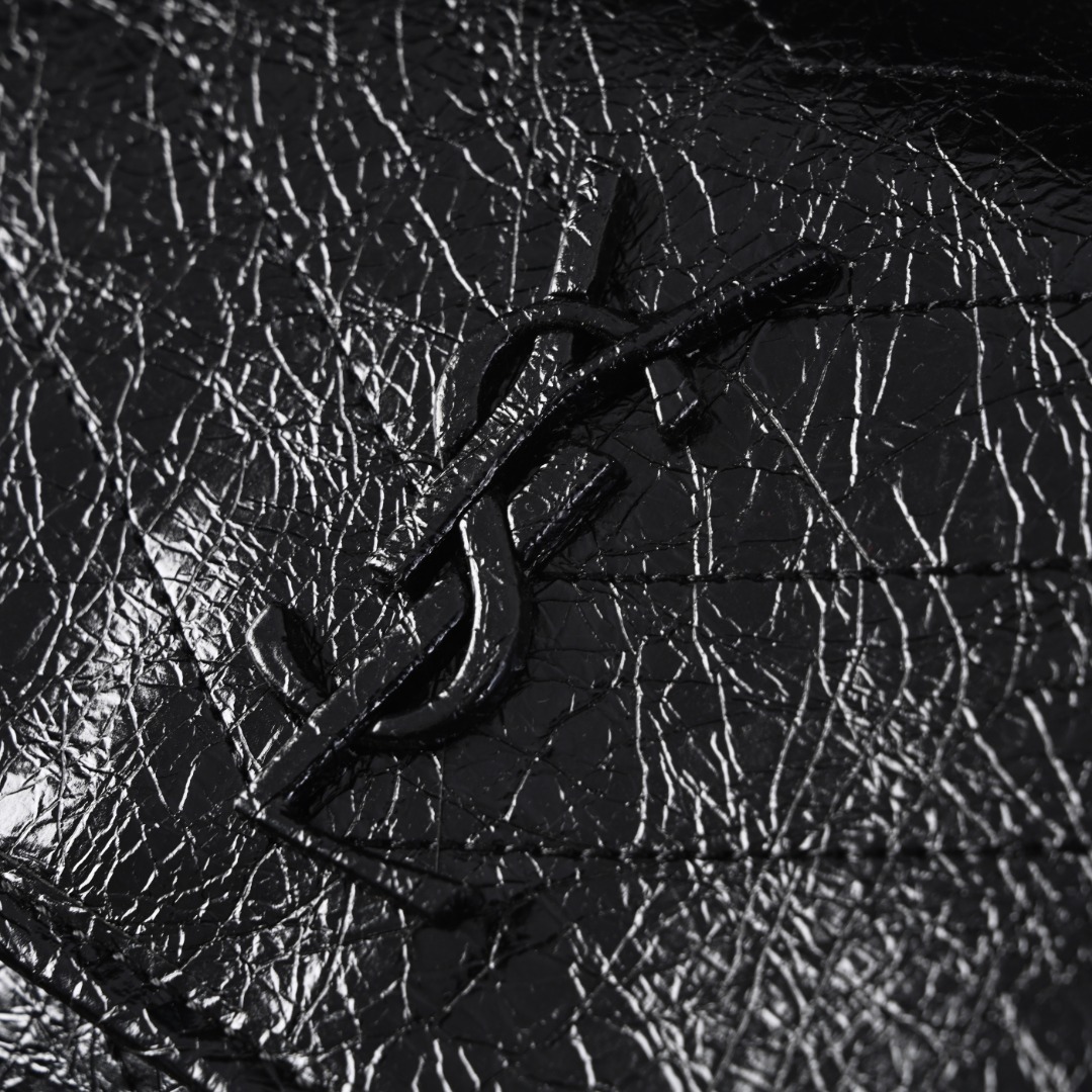 圣罗兰YSL Niki 银链黑标Logo复古褶皱D扣流浪包 黑色  细节参考
圣罗兰包包