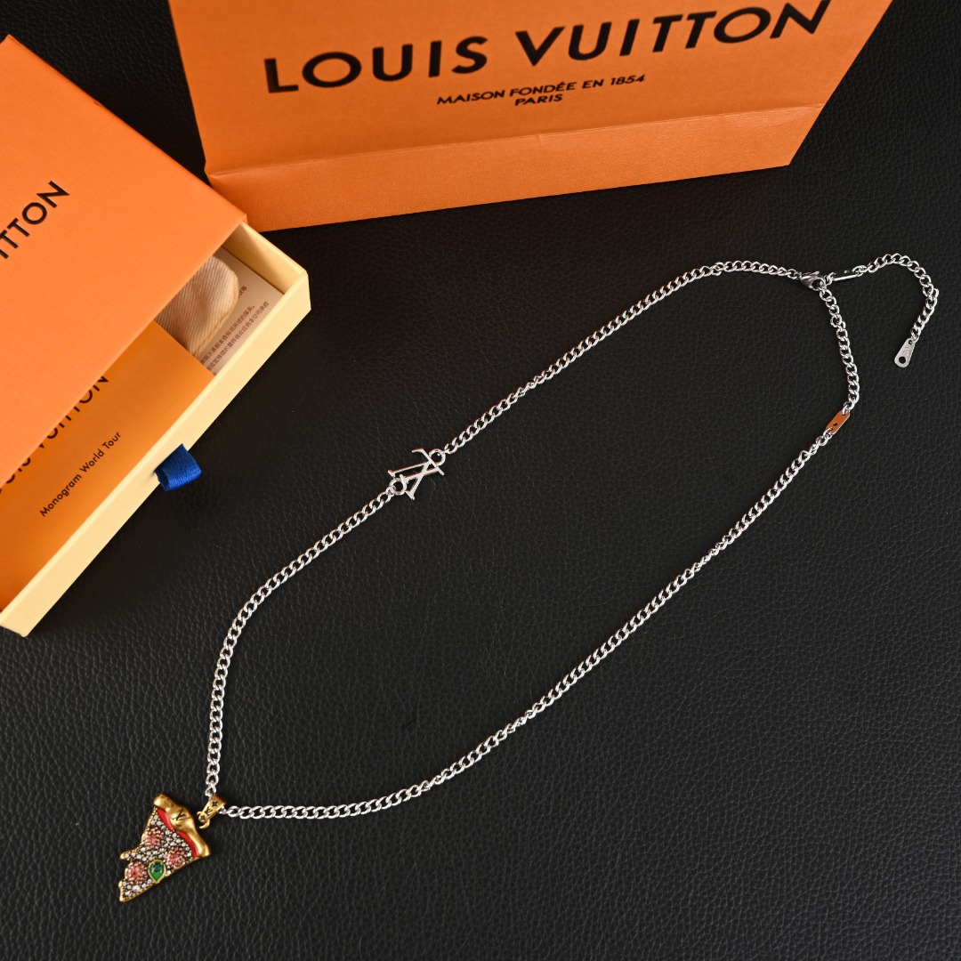 LOUIS VUITTON LV 镶钻披萨吊坠项链 趣味设计银标古巴链男女同款锁骨链 ✨ LV 趣味披萨切片项链,把法式幽默戴在颈间以标志性披萨切片为灵感,黄铜吊坠还原披萨轮廓,合成立方氧化锆与珐琅精准复刻番茄、青椒与芝士馅料,复古做旧质感自带LV标志性的玩味格调.银色古巴链搭配龙虾扣,适配多种穿搭风格,可单独佩戴或叠搭其他饰品.打破奢侈与日常的边界,它不仅是一件配饰,更是一种俏皮的生活态度表达.为你的造型注入一丝轻松与个性,让LV的优雅里,也藏着一份关于美食的浪漫奇想.