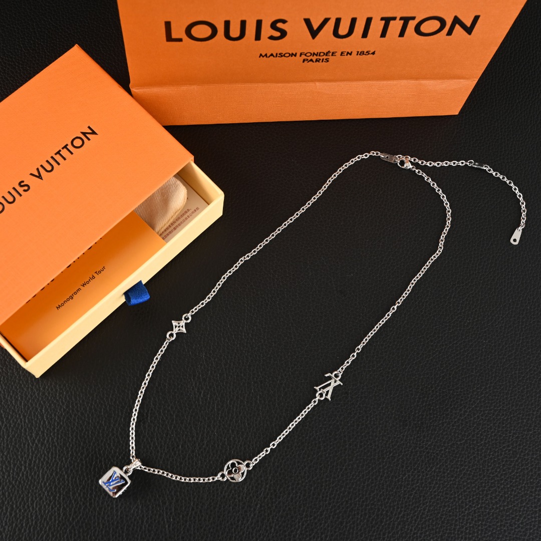 LOUIS VUITTON LV骰子吊坠项链 经典LV标银古巴链男女同款锁骨链 M02578 徽标设计-金属件-珐琅骰子项坠/吊坠-男款-银色!当季新款-LV DICE 坠饰-吊坠官网在售价,100人民币,LV Dice 坠饰出自 Pharrell Williams 之手,为多重表面描绘形状和色调各异的图案,巧妙致意路易威登的经典元素.可单独佩戴或与其他坠饰叠戴,亦可搭配 LV Yours 项链.金属件-珐琅-镂刻标识-意大利制造! *55*50cm三段可调
