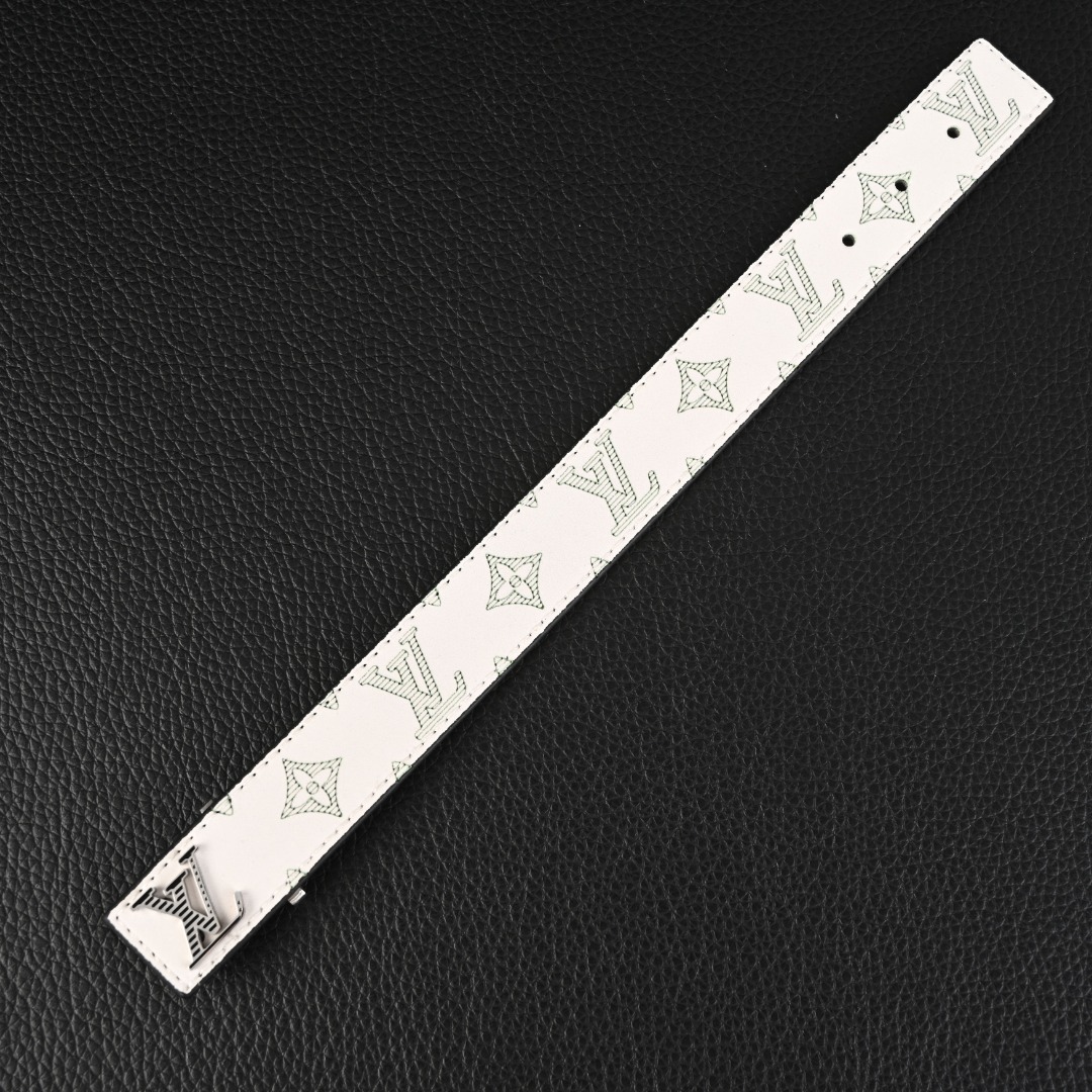 LOUIS VUITTON LV 白绿老花皮手环 银扣Initiales男女同款手镯 白色 M4121E 官网在售价 RMB,详细特征:纤细时髦、风格硬朗的新版手镯,内嵌 LV 搭扣更显精致,由牛皮革与 Monogram 或 Monogram Eclipse 涂层帆布裁制而成.配有牛皮革内衬.易于佩戴,精巧的赠礼之选.21 厘米(长度)- Monogram 涂层帆布面料- 牛皮革内衬- 金属配件- 刻有 LV 标识 均可佩戴