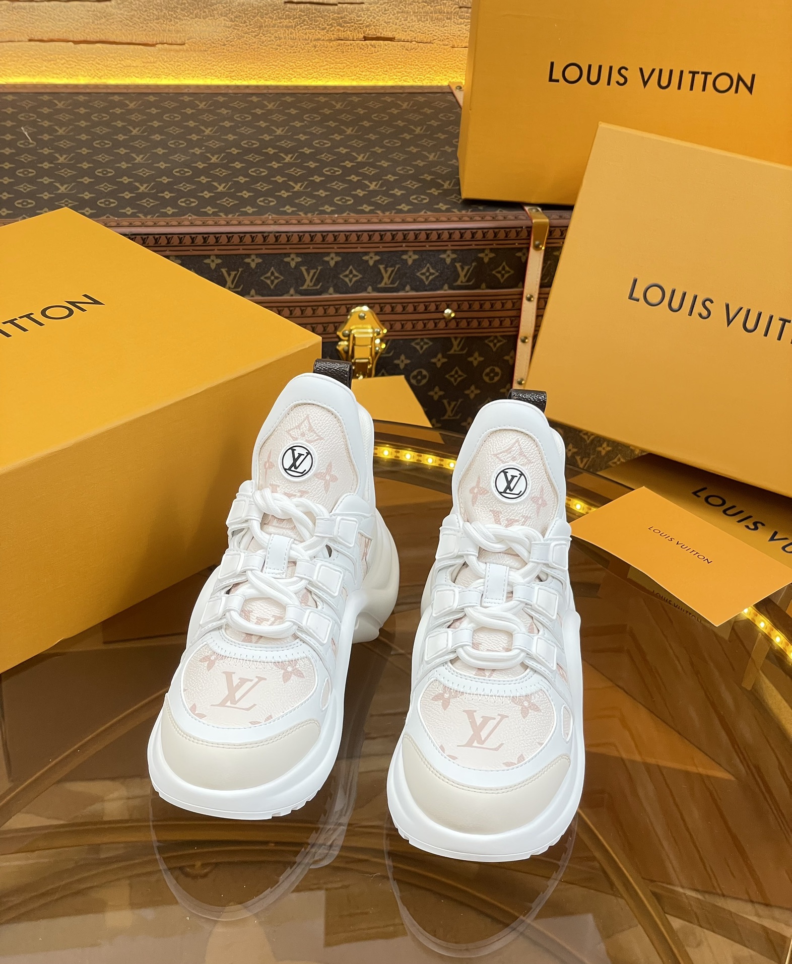 NO:262102,Top version 25sLV Archlight Donkey brand hardware casual sports dad shoes with heel height of about 5.5cm, the maximum thickness of the sole is about 8mm Fabric: environmentally friendly TPU and imported cow leather connection Inner: cow inner skin lining Outsole: vacuum foam and TPU combination sole Women's size number: 35–39 (34.40.41 can be determined not to be returned or replaced), dad shoes, louis vuitton, louis vuitton19860909顶级版本25sLV Archlight 驴牌五金休闲运动老爹鞋后增跟高约5.5cm,大底最高度厚约8mm 面料:环保TPU和进口牛拼皮接 内里:牛内皮里 大底: 抽真空发泡和TPU组合大底 女码款数: 35–39（34.40.41可定不做退不换）,老爹鞋,louis vuitton,louis vuitton,Women's Shoes