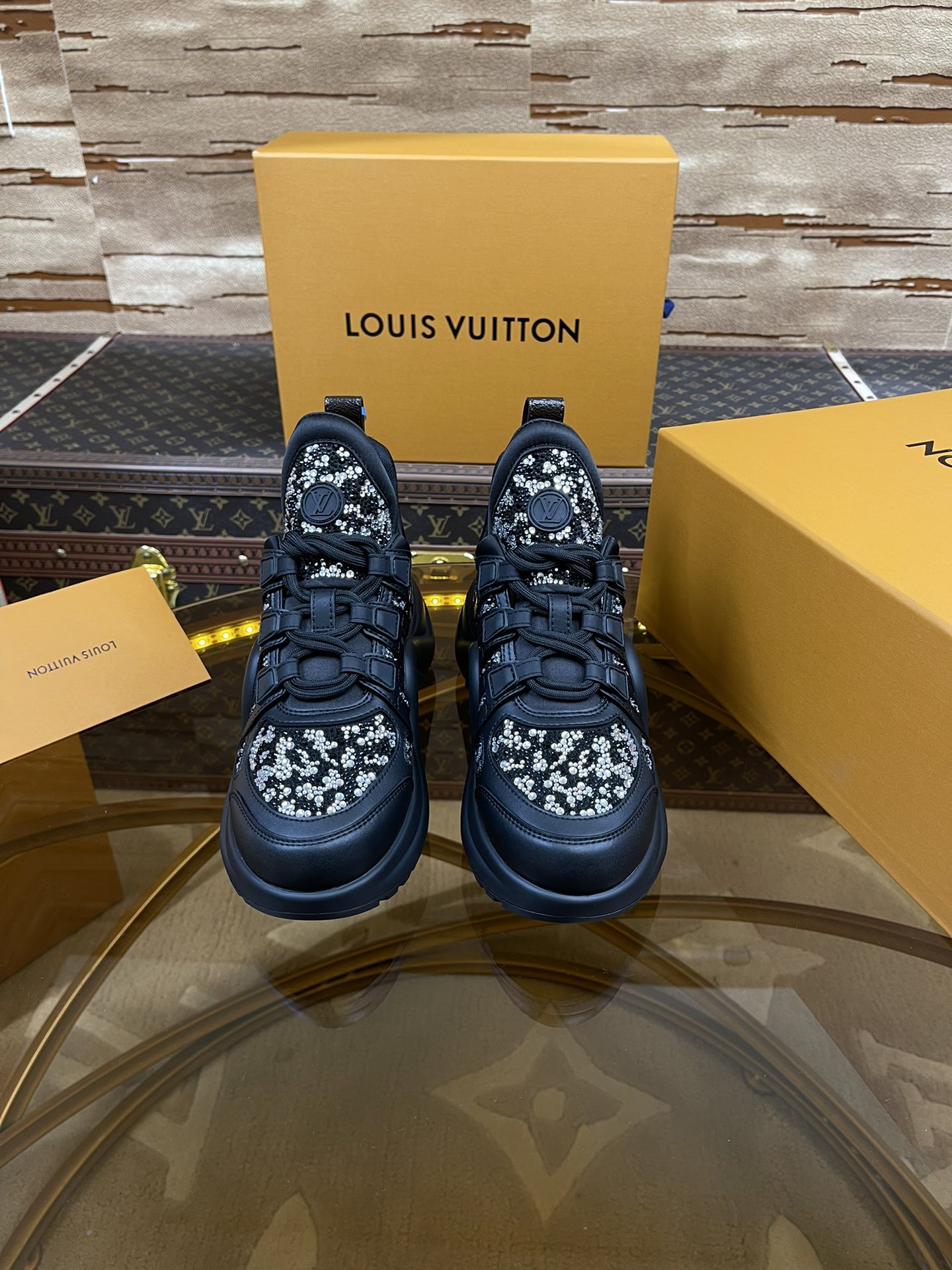 NO:235135,Top version 2025sLV Archlight Donkey brand hardware casual sports dad shoes with heel height of about 5.5cm, and the maximum thickness of the sole is about 8mm. Fabric: Environmentally friendly TU and imported beef leather joints. Inner: beef inner skin lining. Outsole: vacuum foam and TU combination sole. Women's size number: 35–39 (34.40.41 can be customized and not returned or replaced), casual shoes/sports shoes, louis vuitton, louis vuitton, sneakers19860909顶级版本2025sLV Archlight 驴牌五金休闲运动老爹鞋后增跟高约5.5cm,大底最高度厚约8mm 面料:环保TU和进口牛拼皮接 内里:牛内皮里 大底: 抽真空发泡和TU组合大底 女码款数: 35–39（34.40.41可定不做退不换）,休闲鞋/运动鞋,louis vuitton,louis vuitton,sneakers,Women's Shoes