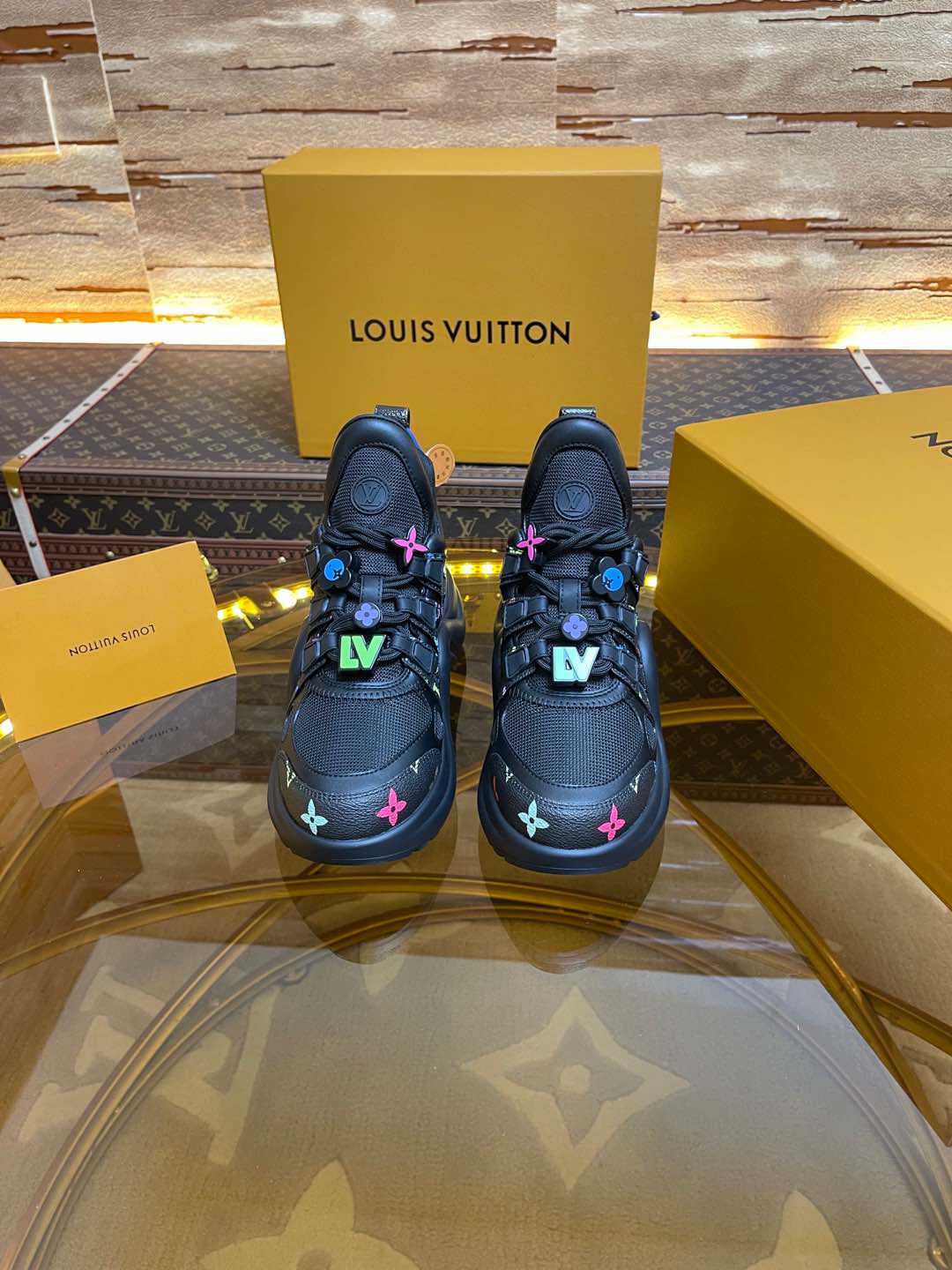 NO:235140,Top version of the new Murakami Takashi jointly made black and white three-color LV fancy panda button model Archlight Donkey brand hardware casual sports dad shoes with heel height of about 5.5cm, and the maximum thickness of the sole is about 8mm. Fabric: environmentally friendly TPU and imported beef leather joint. Outsole: vacuum foaming and TPU combination outsole. Women's size number: 35–39 (34.40.41 can be customized and not returned or replaced), casual shoes/sports shoes, louis vuitton, louis vuitton, sneakers19860909顶级版本新款村上隆联名黑白三彩LV花式熊猫扣子款 Archlight 驴牌五金休闲运动老爹鞋后增跟高约5.5cm,大底最高度厚约8mm 面料:环保TPU和进口牛拼皮接 大底: 抽真空发泡和TPU组合大底 女码款数: 35–39（34.40.41可定不做退不换）,休闲鞋/运动鞋,louis vuitton,louis vuitton,sneakers,Women's Shoes