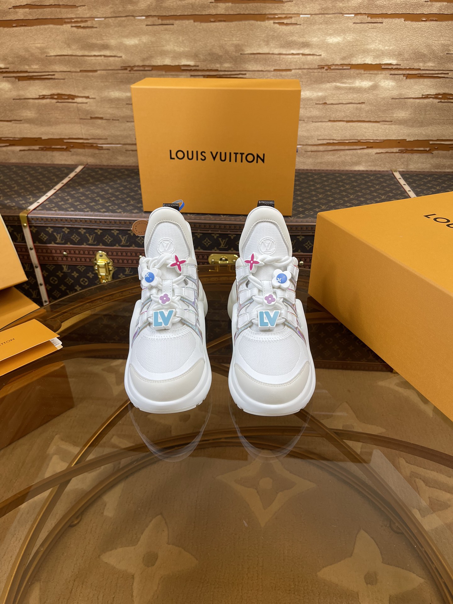 NO:247083,Top version 2025 new LV fancy panda button Archlight Donkey brand hardware casual sports dad shoes with heel height of about 5.5cm, the maximum thickness of the sole is about 8mm Fabric: environmentally friendly TPU and imported cow leather joints Outsole: vacuum foaming and TPU combination outsole Women's size number: 35–39 (34.40.41 can be ordered without return or exchange), dad shoes, louis vuitton, louis vuitton19860909顶级版本2025新款LV花式熊猫扣子款 Archlight 驴牌五金休闲运动老爹鞋后增跟高约5.5cm,大底最高度厚约8mm 面料:环保TPU和进口牛拼皮接 大底: 抽真空发泡和TPU组合大底 女码款数: 35–39（34.40.41可定不做退不换）,老爹鞋,louis vuitton,louis vuitton,Women's Shoes