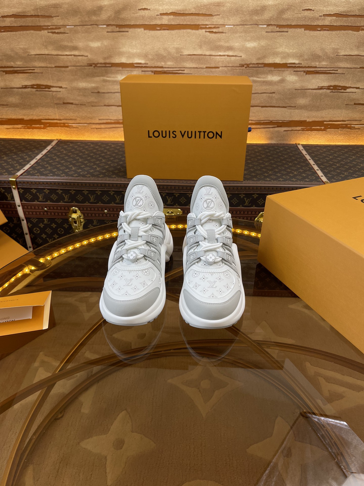 NO:247094,Top version 2025 new LV fancy semi-torched model Archlight Donkey brand hardware casual sports dad shoes with heel height of about 5.5cm, and the maximum thickness of the sole is about 8mm. Fabric: environmentally friendly TPU and imported cow leather joints. Outsole: vacuum foaming and TPU combination sole. Women's size number: 35–39 (34.40.41 can be ordered without return or exchange), dad shoes, louis vuitton, louis vuitton19860909顶级版本2025新款LV花式半拖款 Archlight 驴牌五金休闲运动老爹鞋后增跟高约5.5cm,大底最高度厚约8mm 面料:环保TPU和进口牛拼皮接 大底: 抽真空发泡和TPU组合大底 女码款数: 35–39（34.40.41可定不做退不换）,老爹鞋,louis vuitton,louis vuitton,Women's Shoes