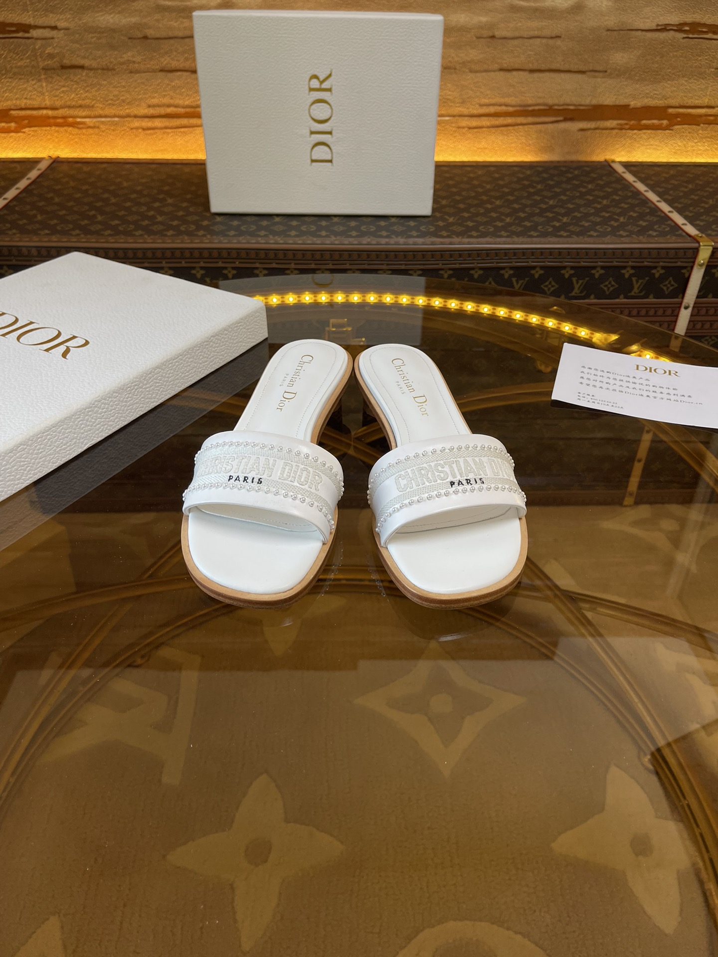 NO:382566,Flat heels. High heels Dior new spring and summer DWAY pearl flat flip-flop color-blocking women's shoes CD letter logo three-dimensional embroidered cylindrical heel sandals Square toe thick heel jelly color open-toed slippers Original development top version Material: original upper uniform washing cowhide electric embroidery high temperature water-soluble cotton technology fabric + water dye cowhide footbed inside + Italian leather outsole Heel height: 1.5CM/4.5CM size34-43 (34.40.41.42.43 Customized, no return or replacement), slippers, dior, dior, sandals, slippers, cowhide, Leather soles19860909平跟.高跟 迪奥 Dior 春夏新款 DWAY 珍珠平底一字拖拼色女鞋 CD字母logo立体刺绣圆柱跟凉鞋 方头粗跟果冻色露趾拖鞋 原版开发市面顶级版本 材质:鞋面原版一致水洗牛皮电绣高温水溶棉质科技面料+水染牛皮垫脚内里+意大利真皮大底 跟高:1.5CM/4.5CM size34-43（34.40.41.42.43定做不退不换）,拖鞋,dior,dior,sandals,slippers,cowhide,Leather soles,Women's Shoes