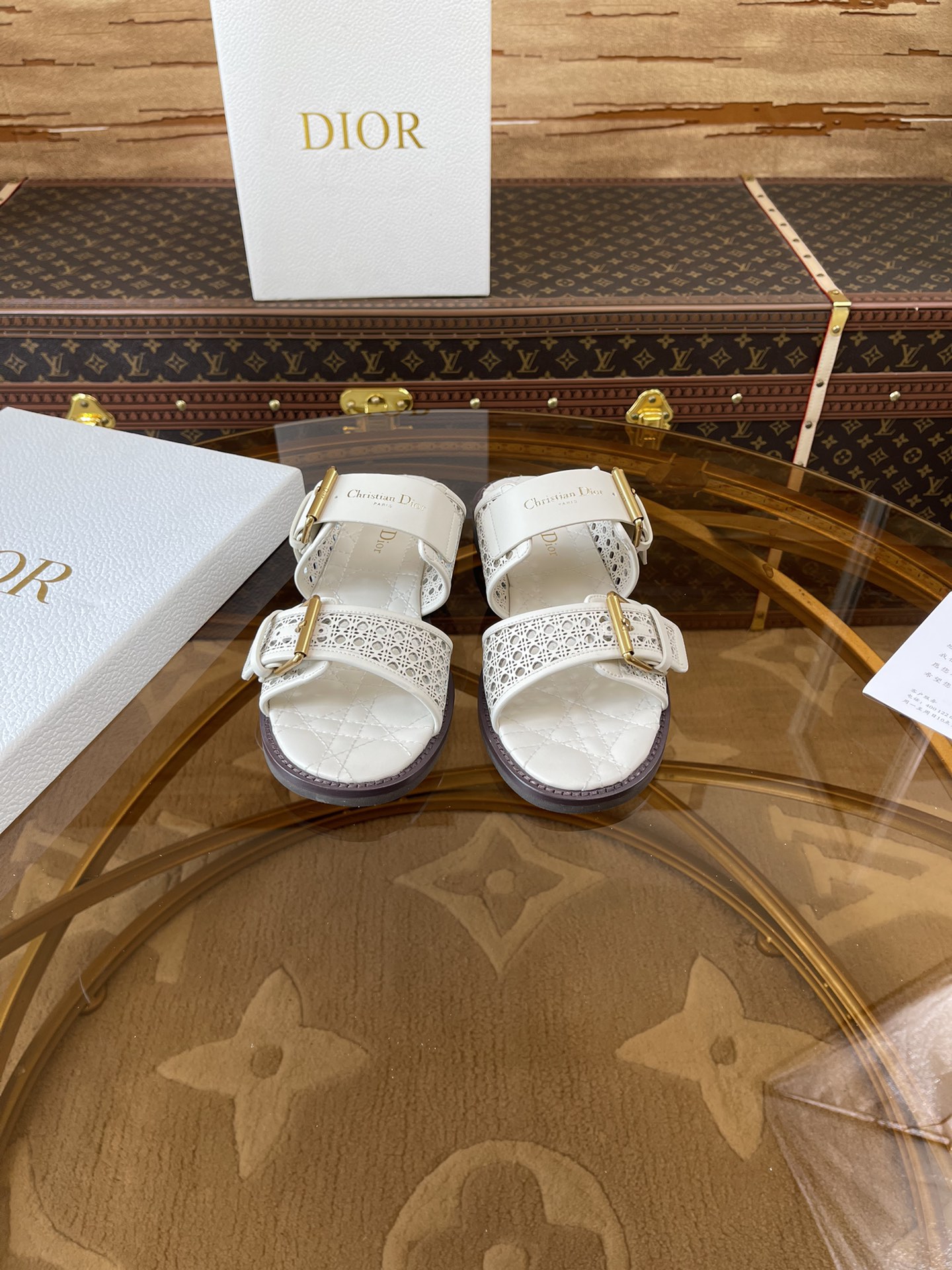 NO:382563,Dior Dior 2025 spring and summer new style D-Avenue jelly color women's shoes CD letter logo hardware belt buckle hollow rattan check flat-soled round toe open-toe sandals, top-level version on the market Material: imported calfskin upper + water-dyed cowhide inner lining + original molded genuine leather edge rubber combination sole + original molded hardware buckle size35-43 (40.41.42.43 custom made without return or replacement), slippers, dior, dior, slippers, cowhide19860909迪奥 Dior 2025 春夏新款 D-Avenue果冻色女鞋 CD字母logo五金皮带扣镂空藤格纹平底圆头露趾凉拖鞋 市面顶级版本 材质:鞋面进口小牛皮+水染牛皮内里+原版开模真皮沿条橡胶组合大底+原版开模五金扣 size35-43（40.41.42.43定做不退不换）,拖鞋,dior,dior,slippers,cowhide,Women's Shoes