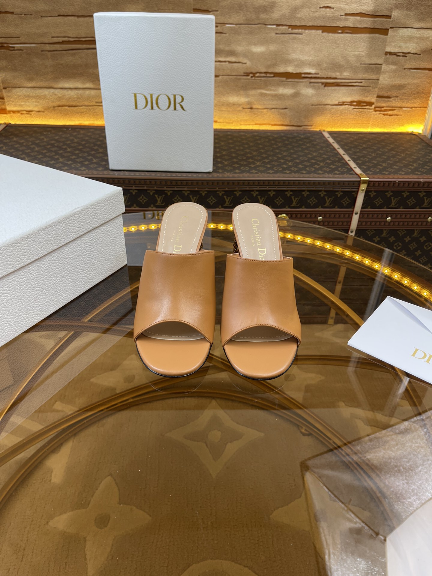 NO:382560,Dior new Icon series cylindrical heel shoes for women in autumn and winter CD star same style fish mouth open toe high heel round toe color-blocked flip flops sandals material upper imported full grain calfskin + water dyed sheepskin inner footbed + Italian genuine leather outsole Heel height: 8.5CM Size34-43 standard size (34.40.41.42.43 custom-made non-return), high heels slippers, dior, dior, sandals, high heels, slippers, cowhide, sheepskin, Leather soles19860909Dior 迪奥秋冬新款Icon系列圆柱跟女鞋 CD明星同款鱼嘴露趾高跟圆头拼色一字拖凉鞋 材质鞋面进口全粒面小牛皮+水染羊皮内里垫脚+意大利真皮大底 跟高:8.5CM Size34-43标准码（34.40.41.42.43定制不退换）,高跟鞋拖鞋,dior,dior,sandals,high heels,slippers,cowhide,sheepskin,Leather soles,Women's Shoes