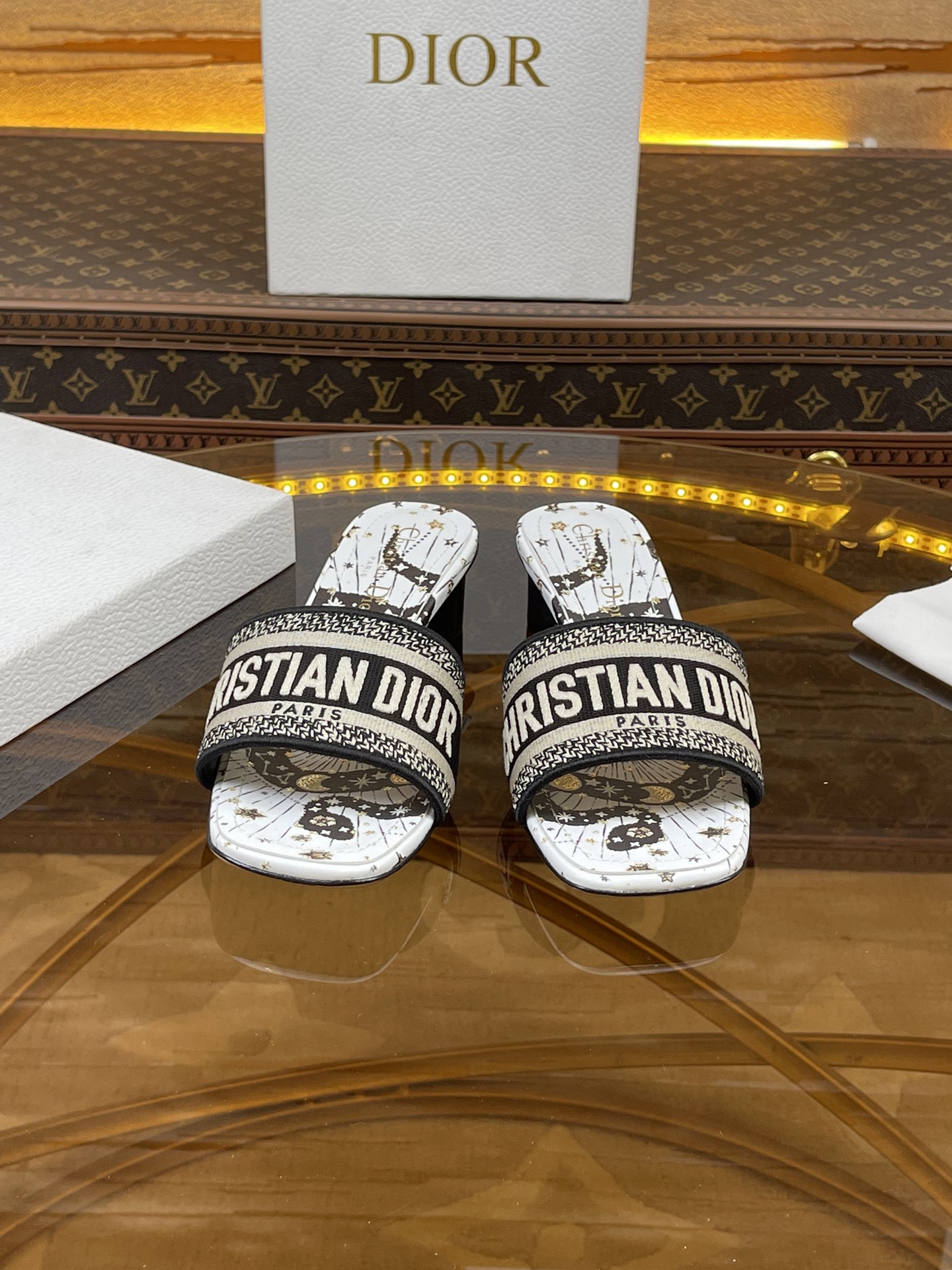 NO:382550,Flat heels Dior new spring and summer DWAY flat-soled flip-flop color-blocking women's shoes CD letter logo three-dimensional embroidered round toe open-toe sandals original development top-level version Material: imported raffia grass electric embroidery high-temperature water-soluble cotton technology fabric + water-dyed sheepskin lining + Italian leather outsole size34-43 (34.40.41.42.43 custom made without return or replacement), slippers, dior, dior, slippers, sheepskin, Leather soles19860909平跟高跟 迪奥 Dior 春夏新款 DWAY 平底一字拖拼色女鞋 CD字母logo立体刺绣圆头露趾凉拖鞋 原版开发市面顶级版本 材质:鞋面进口酒椰草电绣高温水溶棉质科技面料+水染羊皮内里+意大利真皮大底 size34-43（34.40.41.42.43定做不退不换）,拖鞋,dior,dior,slippers,sheepskin,Leather soles,Women's Shoes