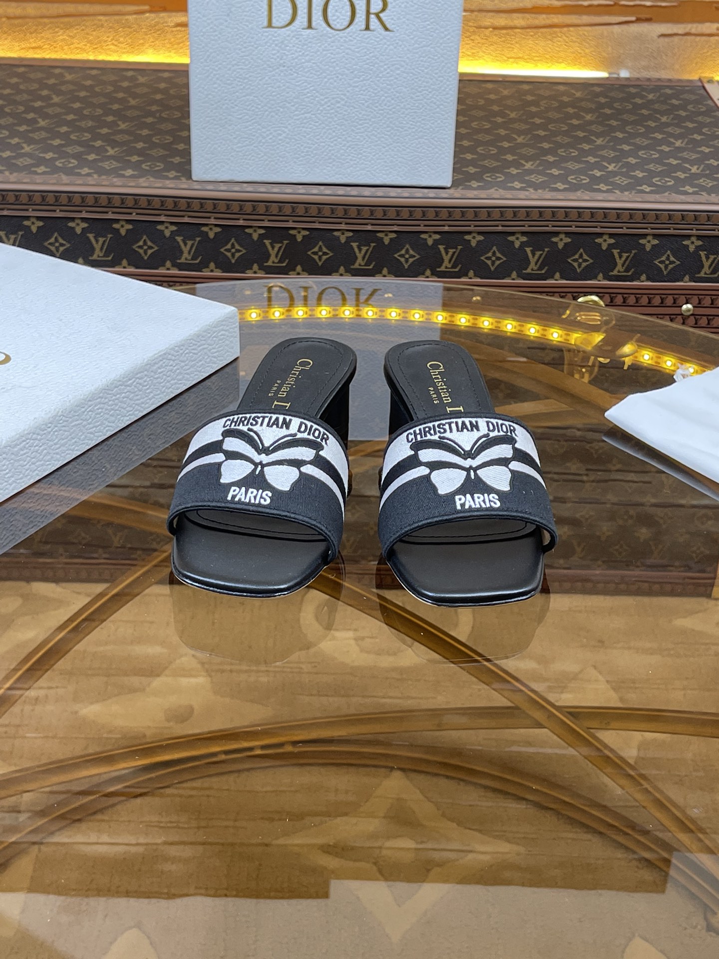 NO:382554,Flat heel P high heel Dior new spring and summer DWAY flat-soled flip-flop color-blocking women's shoes CD letter logo three-dimensional embroidered round toe open-toe sandals original development top version material: imported raffia grass electric embroidery high temperature water-soluble cotton technology fabric + water dyed sheepskin inner lining + Italian leather outsole size34-43 (34.40.41.42.43 custom made without return or replacement), slippers, dior, dior, slippers, sheepskin, Leather soles19860909平跟P高跟 迪奥 Dior 春夏新款 DWAY 平底一字拖拼色女鞋 CD字母logo立体刺绣圆头露趾凉拖鞋 原版开发市面顶级版本 材质:鞋面进口酒椰草电绣高温水溶棉质科技面料+水染羊皮内里+意大利真皮大底 size34-43（34.40.41.42.43定做不退不换）,拖鞋,dior,dior,slippers,sheepskin,Leather soles,Women's Shoes