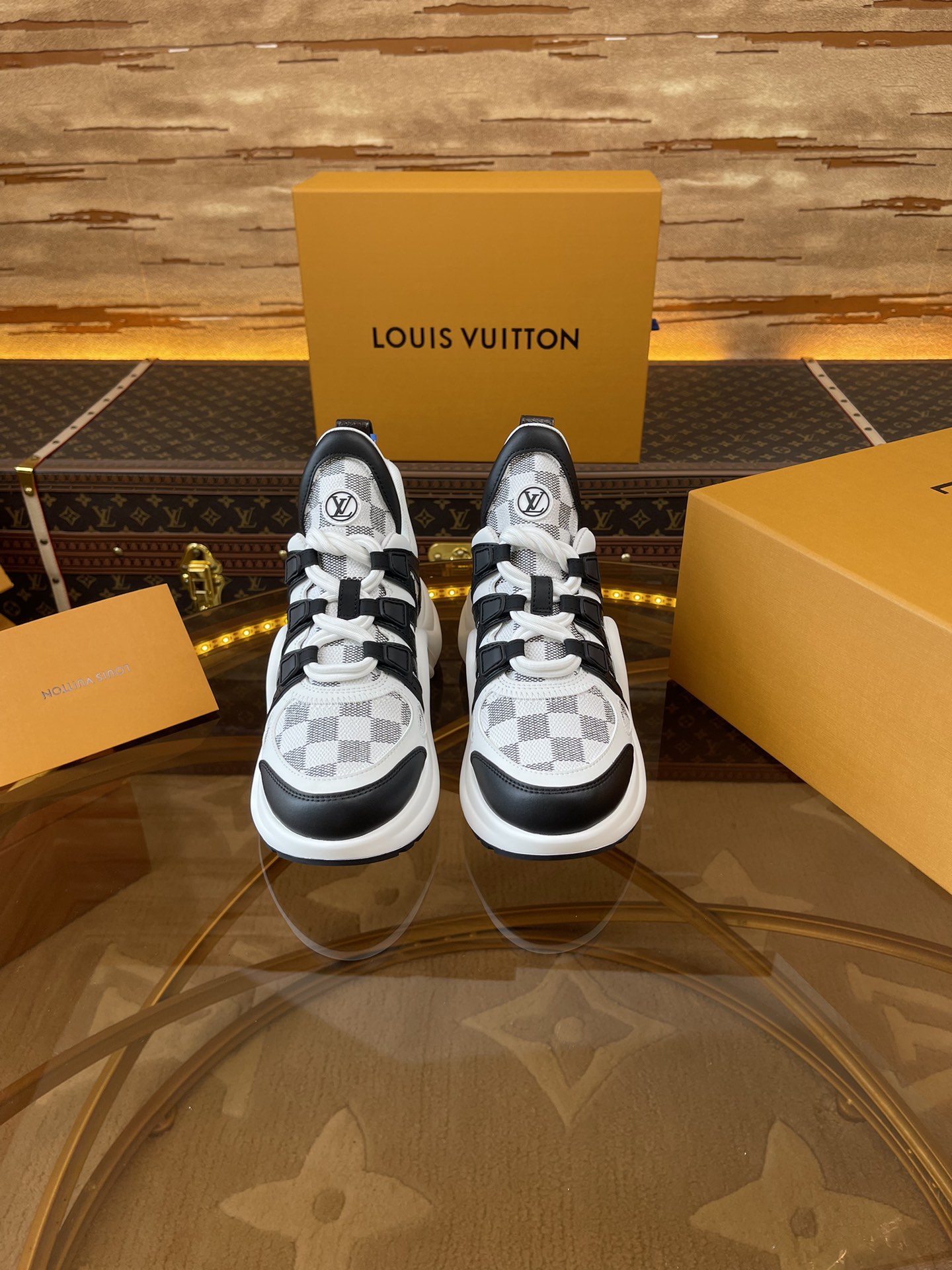 NO:385544,Top version 2025sLV Archlight Donkey brand hardware casual sports dad shoes with heel height of about 5.5cm, and the maximum thickness of the sole is about 8mm. Fabric: environmentally friendly TPU and imported cow leather joints. Inner: cow inner skin lining. Outsole: vacuum foam and TPU combination sole. Women's size number: 35–39 (34.40.41 can be determined not to be returned or replaced), dad shoes, louis vuitton, louis vuitton19860909顶级版本2025sLV Archlight 驴牌五金休闲运动老爹鞋后增跟高约5.5cm,大底最高度厚约8mm 面料:环保TPU和进口牛拼皮接 内里:牛内皮里 大底: 抽真空发泡和TPU组合大底 女码款数: 35–39（34.40.41可定不做退不换）,老爹鞋,louis vuitton,louis vuitton,Women's Shoes