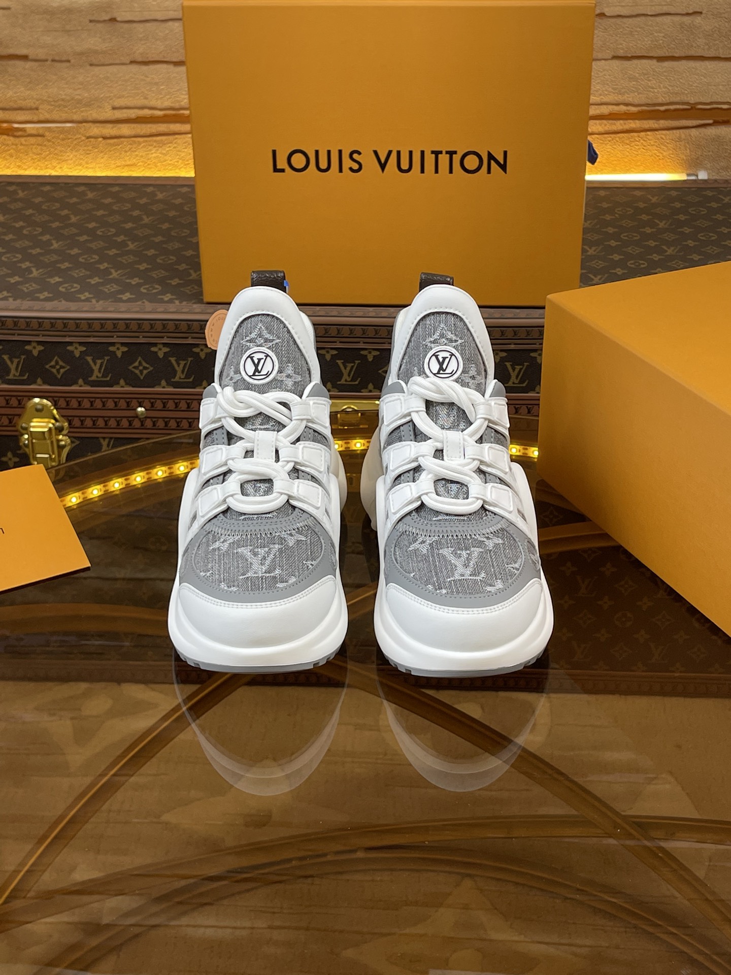 NO:385551,Top version 2025sLV Archlight Donkey brand hollow casual sports dad shoes with heel height of about 5.5cm, and the maximum thickness of the sole is about 8mm. Fabric: environmentally friendly TPU and imported cow leather connection Inner: cow inner skin lining Outsole: vacuum foam and TPU combination sole Women's size number: 35–39 (34.40.41 can be ordered without return or exchange), dad shoes, louis vuitton, louis vuitton19860909顶级版本2025sLV Archlight 驴牌镂空休闲运动老爹鞋后增跟高约5.5cm,大底最高度厚约8mm 面料:环保TPU和进口牛拼皮接 内里:牛内皮里 大底: 抽真空发泡和TPU组合大底 女码款数: 35–39（34.40.41可定不做退不换）,老爹鞋,louis vuitton,louis vuitton,Women's Shoes