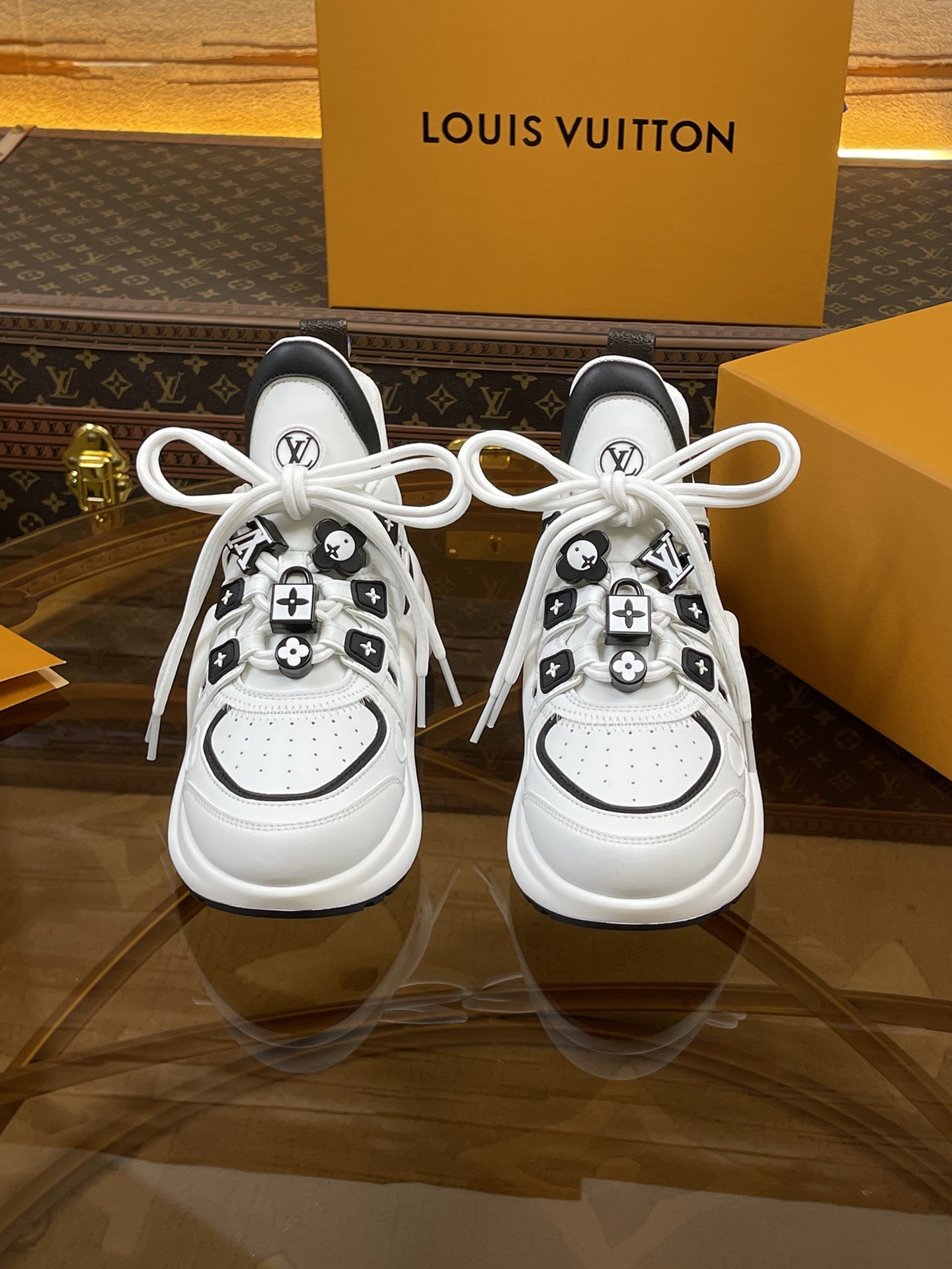 NO:385557,Top version 2025 new LV fancy button model Archlight Donkey brand hardware casual sports dad shoes with heel height of about 5.5cm, the maximum thickness of the sole is about 8mm Fabric: environmentally friendly TPU and imported cow leather joints Outsole: vacuum foaming and TPU combination outsole Women's size number: 35–39 (34.40.41 can be ordered without return or exchange), dad shoes, louis vuitton, louis vuitton19860909顶级版本2025新款LV花式扣子款 Archlight 驴牌五金休闲运动老爹鞋后增跟高约5.5cm,大底最高度厚约8mm 面料:环保TPU和进口牛拼皮接 大底: 抽真空发泡和TPU组合大底 女码款数: 35–39（34.40.41可定不做退不换）,老爹鞋,louis vuitton,louis vuitton,Women's Shoes