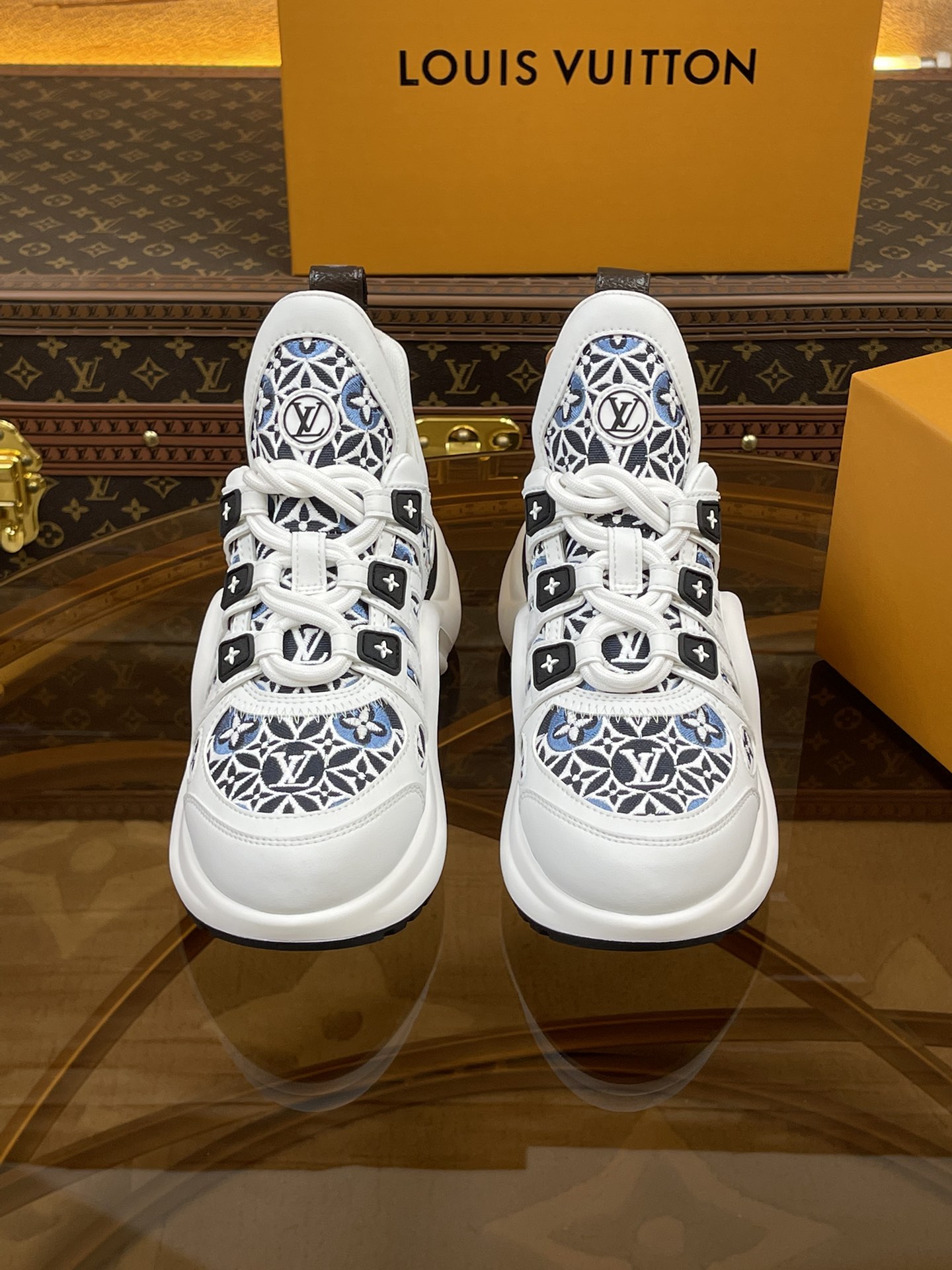 NO:385564,Top version 2025sLV Archlight Donkey brand jacquard craft casual sports dad shoes with heel height of about 5.5cm, and the maximum thickness of the sole is about 8mm. Fabric: environmentally friendly TPU and imported cow leather connection Inner: cow inner skin lining Outsole: vacuum foaming and TPU combination outsole Women's size number: 35–39 (34.40.41 can be ordered without return or exchange), dad shoes, louis vuitton, louis vuitton19860909顶级版本2025sLV Archlight 驴牌提花工艺休闲运动老爹鞋后增跟高约5.5cm,大底最高度厚约8mm 面料:环保TPU和进口牛拼皮接 内里:牛内皮里 大底: 抽真空发泡和TPU组合大底 女码款数: 35–39（34.40.41可定不做退不换）,老爹鞋,louis vuitton,louis vuitton,Women's Shoes