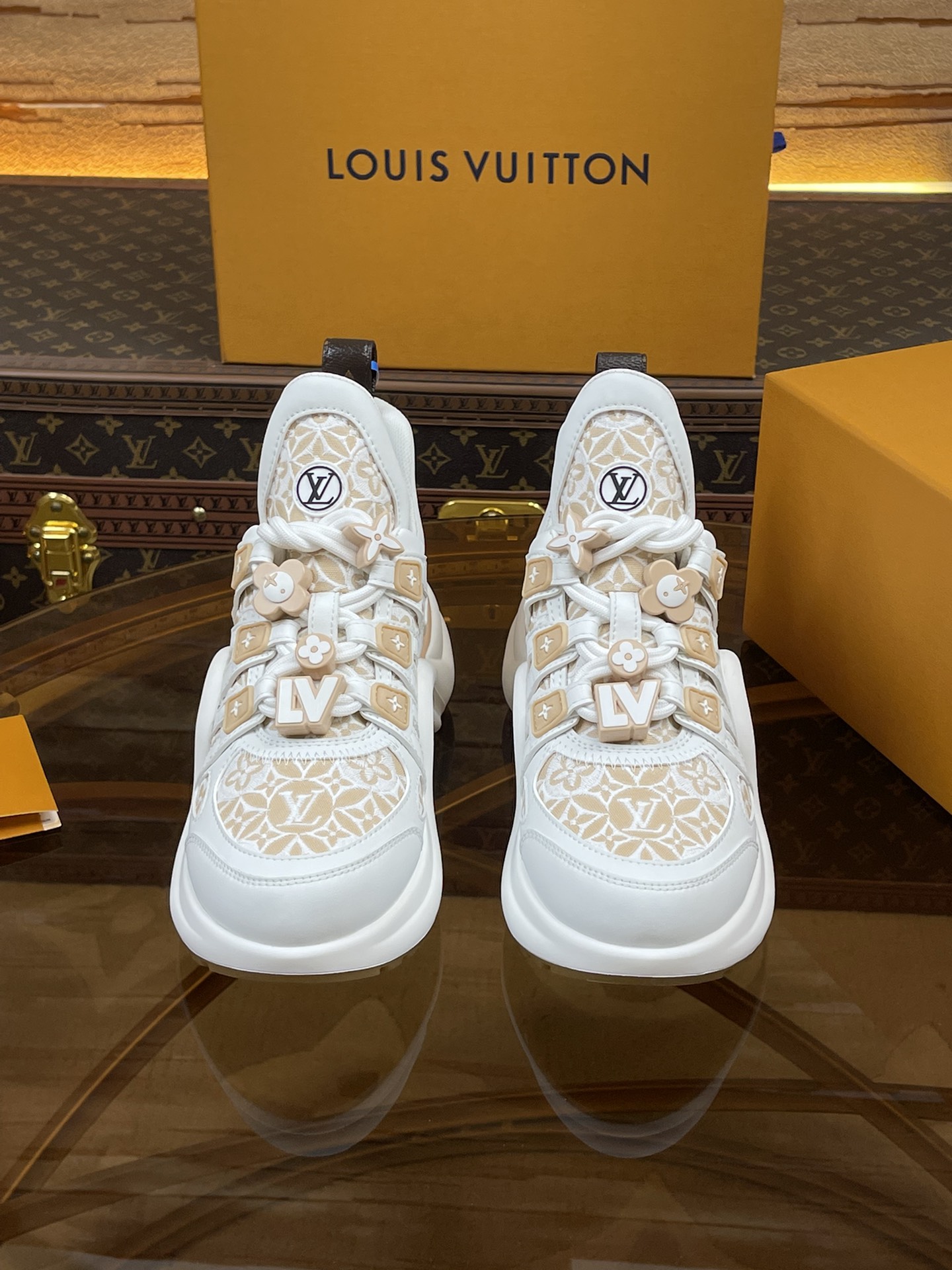 NO:385571,The top button version of 2025sLV Archlight Donkey brand jacquard craft casual sports dad shoes with heel height of about 5.5cm, the maximum thickness of the sole is about 8mm Fabric: environmentally friendly TPU and imported cow leather connection Inner: cow inner skin lining Outsole: vacuum foaming and TPU combination outsole Women's size number: 35–39 (34.40.41 can be determined not to be returned or replaced), dad shoes, louis vuitton, louis vuitton19860909扣子款顶级版本2025sLV Archlight 驴牌提花工艺休闲运动老爹鞋后增跟高约5.5cm,大底最高度厚约8mm 面料:环保TPU和进口牛拼皮接 内里:牛内皮里 大底: 抽真空发泡和TPU组合大底 女码款数: 35–39（34.40.41可定不做退不换）,老爹鞋,louis vuitton,louis vuitton,Women's Shoes