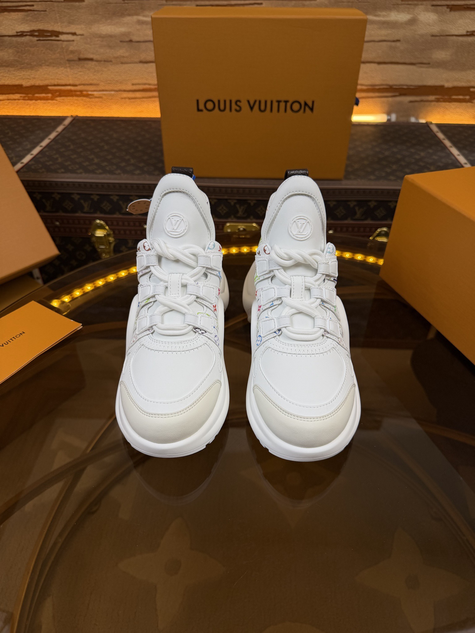 NO:747392,Top version 2026 new Murakami Takashi co-branded black and white three-color LV model Archlight donkey brand hardware casual sports dad shoes with an added heel height of about 5.5cm, and the maximum height of the outsole is about 8mm. Fabric: environmentally friendly TPU and imported cow leather. Outsole: vacuum foam and TPU combination outsole. Number of women's sizes: 35–39 (34.40.41 can be customized without return or exchange), dad shoes, louis vuitton, louis  vuitton19860909顶级版本2026新款村上隆联名黑白三彩LV款 Archlight 驴牌五金休闲运动老爹鞋后增跟高约5.5cm,大底最高度厚约8mm 面料:环保TPU和进口牛拼皮接 大底: 抽真空发泡和TPU组合大底 女码款数: 35–39（34.40.41可定不做退不换）,老爹鞋,louis vuitton,louis vuitton,Women's Shoes