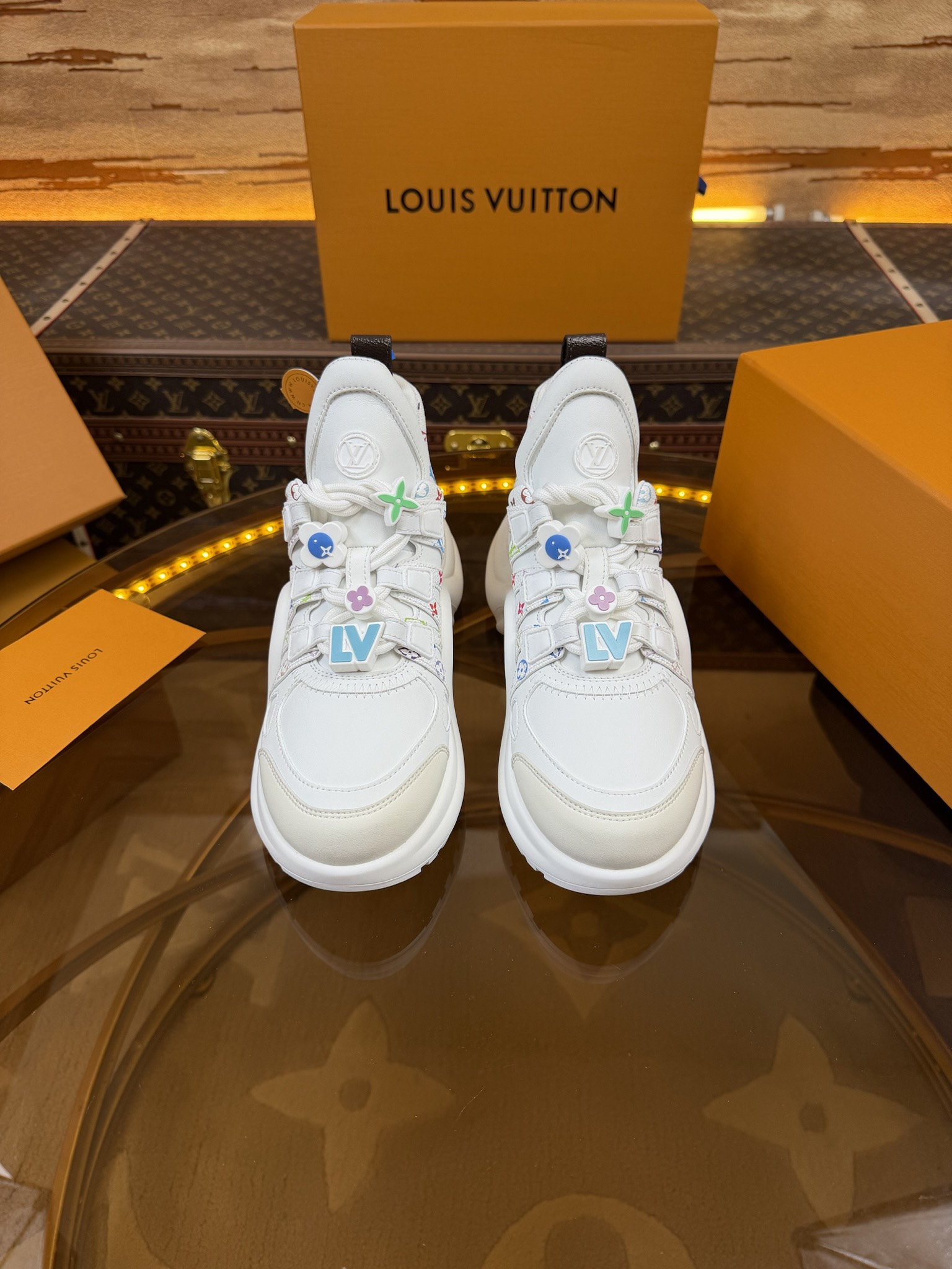 NO:747394,Top version 2026 new Murakami Takashi co-branded black and white three-color LV fancy buckle model Archlight donkey brand hardware casual sports dad shoes with an added heel height of about 5.5cm, and the maximum height of the outsole is about 8mm. Fabric: environmentally friendly TPU and imported cowhide leather. Outsole: vacuum foam and TPU combination outsole. Number of women's sizes: 35–39 (34.40.41 can be customized without return or exchange), dad shoes, louis  vuitton,louis vuitton19860909顶级版本2026新款村上隆联名黑白三彩LV花式扣子款 Archlight 驴牌五金休闲运动老爹鞋后增跟高约5.5cm,大底最高度厚约8mm 面料:环保TPU和进口牛拼皮接 大底: 抽真空发泡和TPU组合大底 女码款数: 35–39（34.40.41可定不做退不换）,老爹鞋,louis vuitton,louis vuitton,Women's Shoes