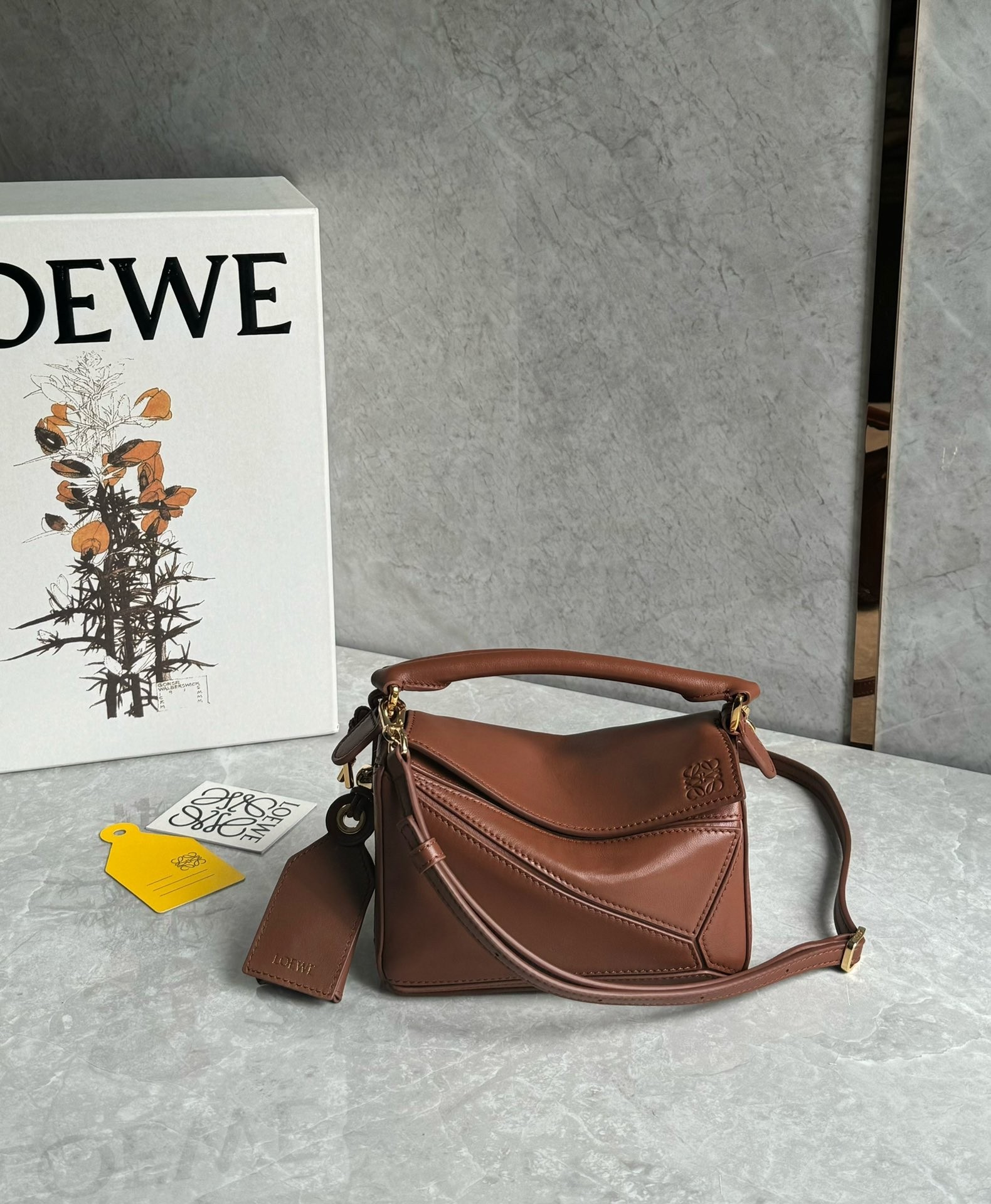 Loewe( ꫛꫀꪝ ❤️‍🩹𝓟𝓾𝔃𝔃𝓵𝓮 ^_^ 🐑➕ * * Logo mini Taglia :18*11*7.5cm