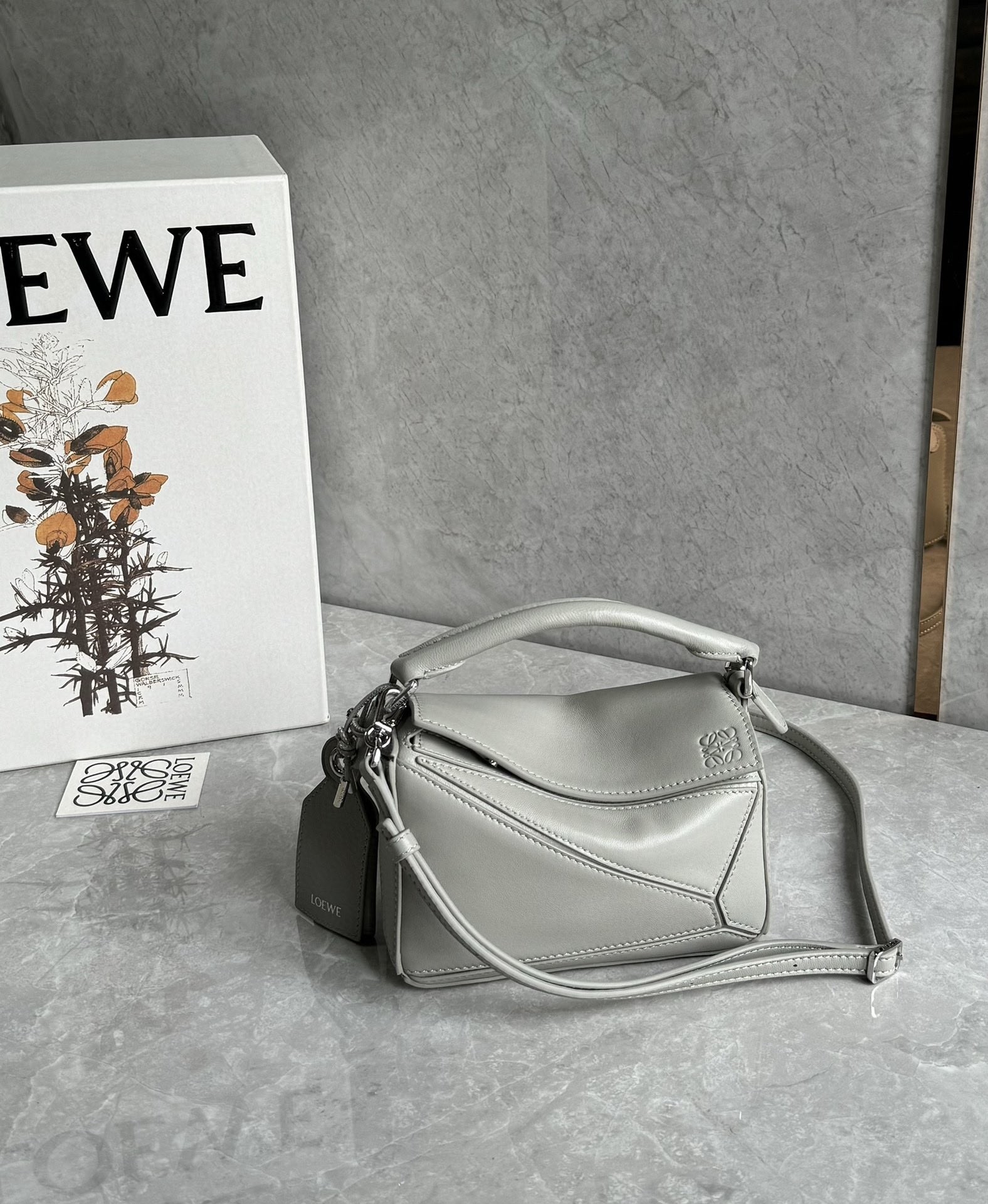 Loewe( ꫛꫀꪝ ❤️‍🩹𝓟𝓾𝔃𝔃𝓵𝓮 ^_^ 🐑➕ * * Logo mini Taglia :18*11*7.5cm