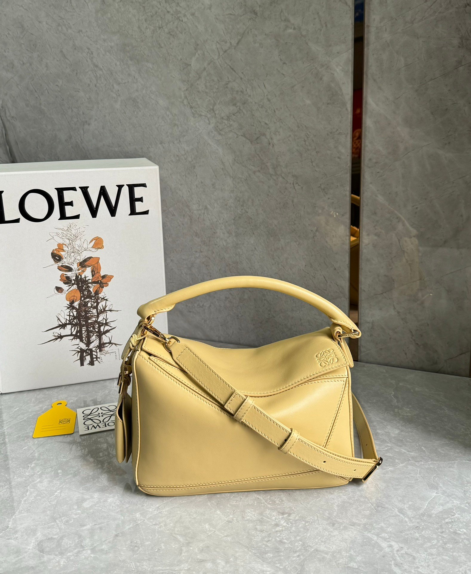 Loewe( )
ꫛꫀꪝ ❤️‍🩹𝓟𝓾𝔃𝔃𝓵𝓮 🐑➕ * * * Logo Taglia :24*10*16cm.