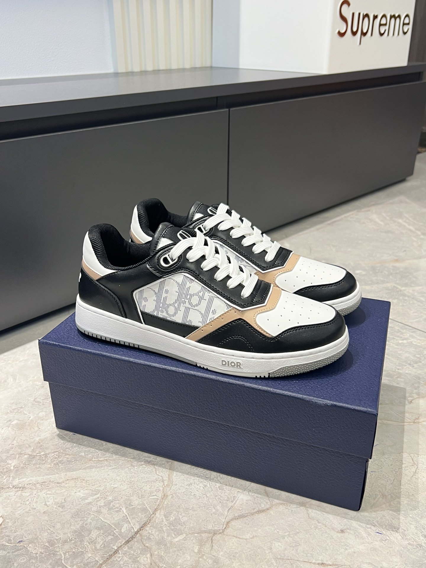 Dior B27 Low-Top Sneakers White/Gray Oblique Leather Casual Shoes For Men 3 i1717491926 3759 0
