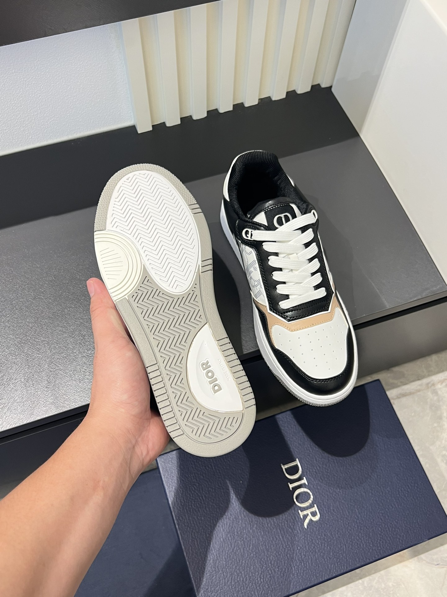 Dior B27 Low-Top Sneakers White/Gray Oblique Leather Casual Shoes For Men 8 i1717491926 3922 6