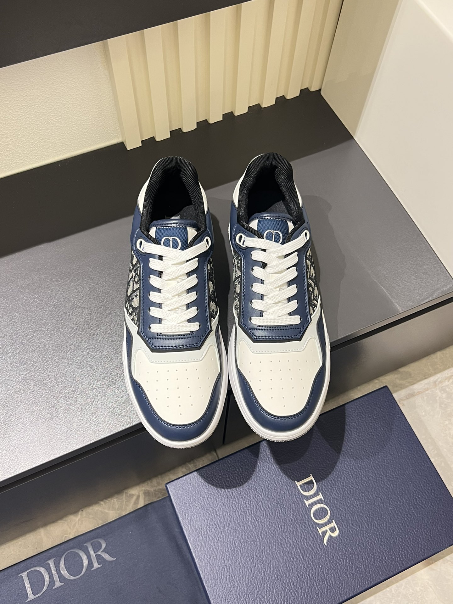 Dior B27 Low-Top Sneakers White Blue Oblique Leather Casual Shoes 2 i1717492337 7204 0