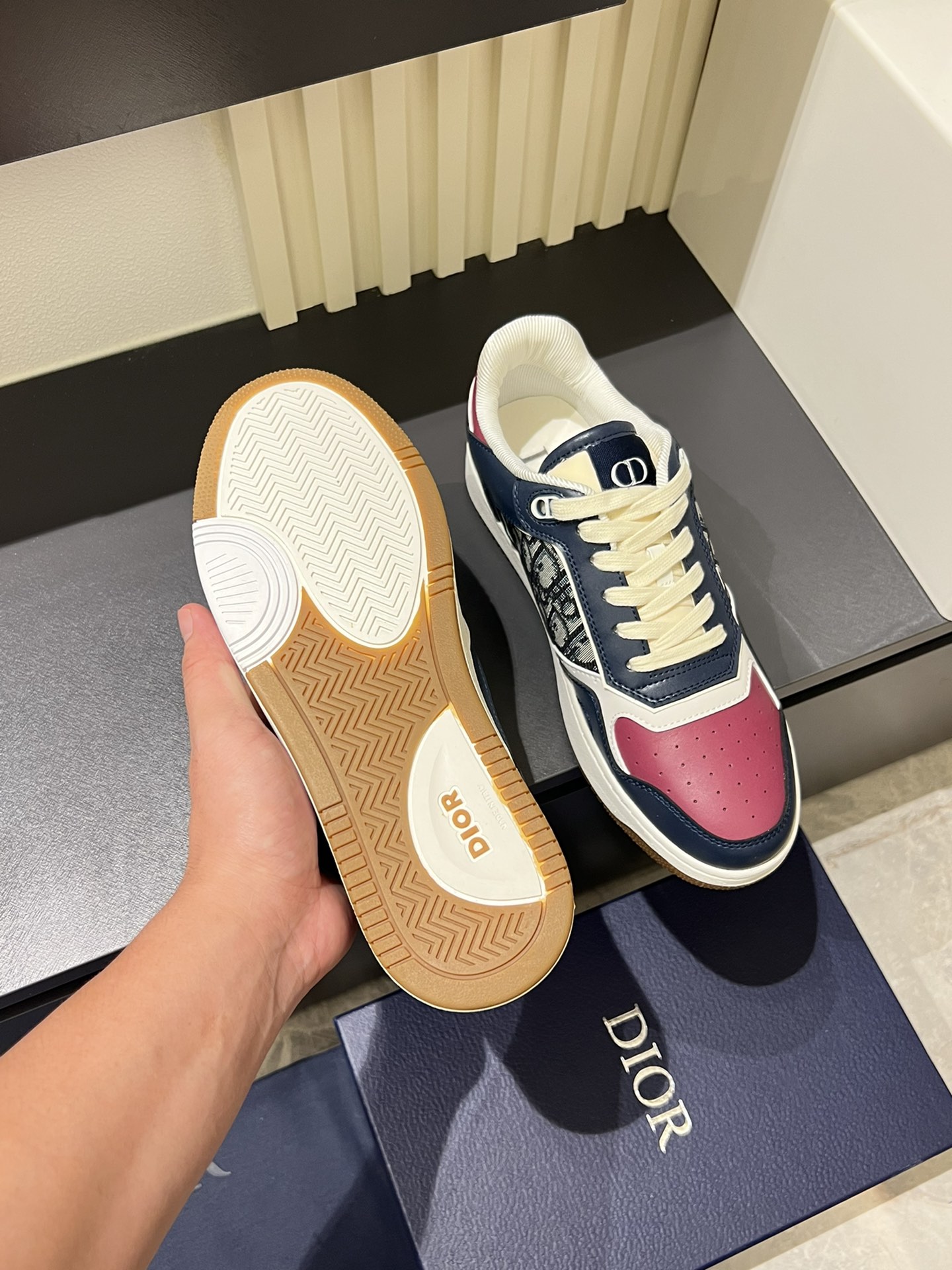 Dior B27 Low-Top Sneakers Gray and White Smooth Calfskin Oblique Print 8 i1717492902 2225 4