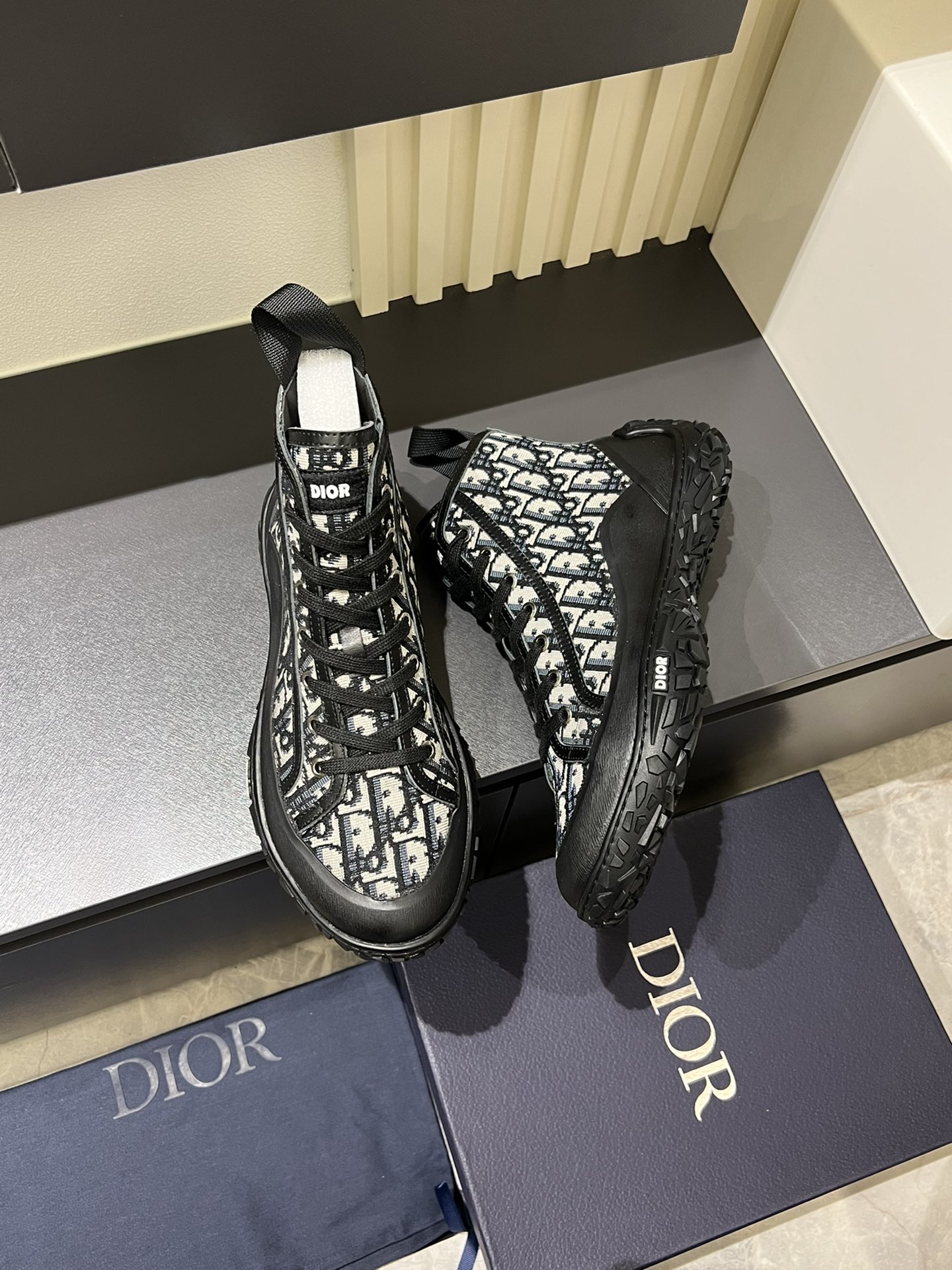 DIO* B28 High-Top Sneakers with Oblique Print - Modern Style & Comfort 5 i1727082703 2967 4