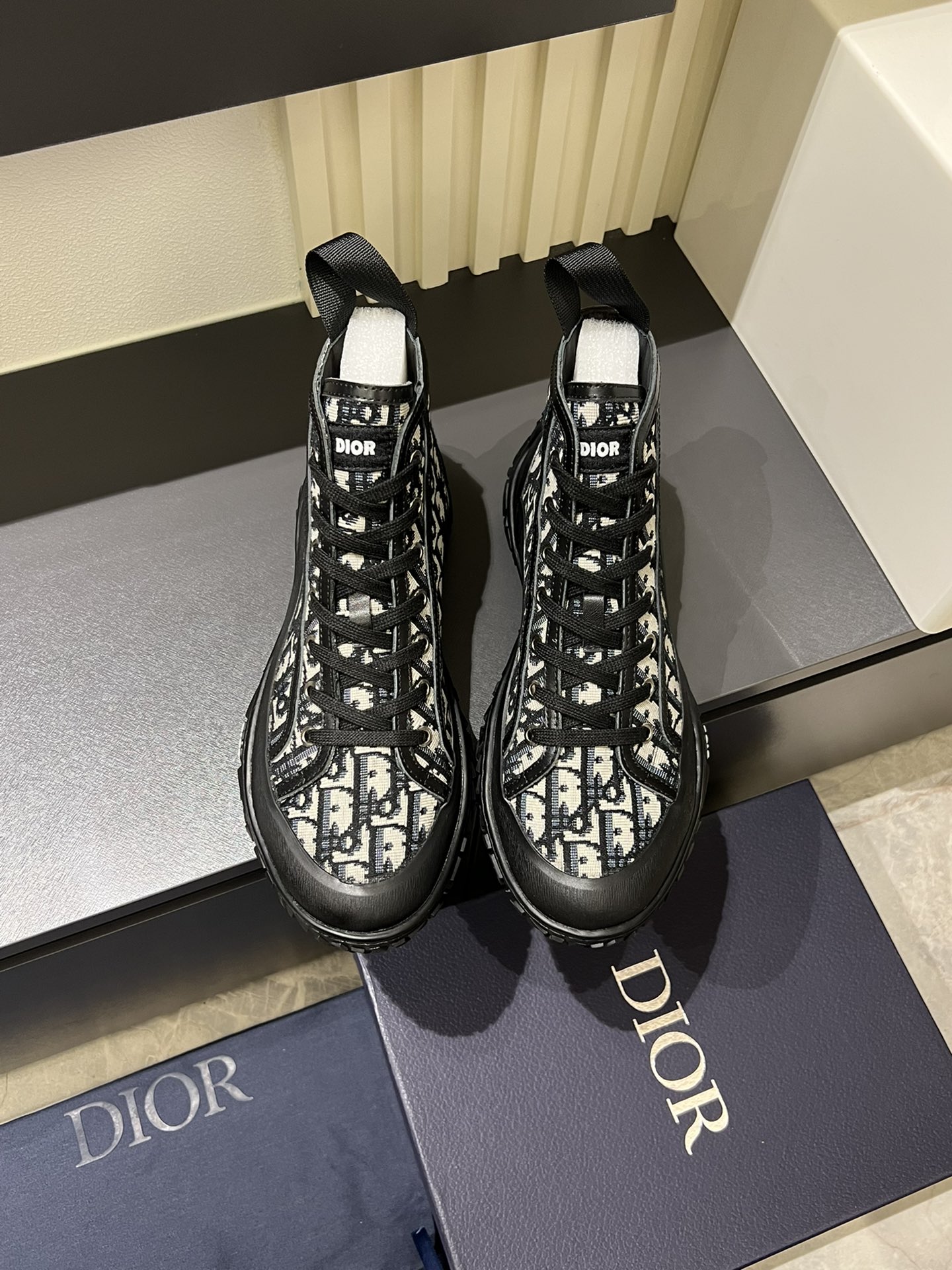 DIO* B28 High-Top Sneakers with Oblique Print - Modern Style & Comfort 2 i1727082703 2971 1