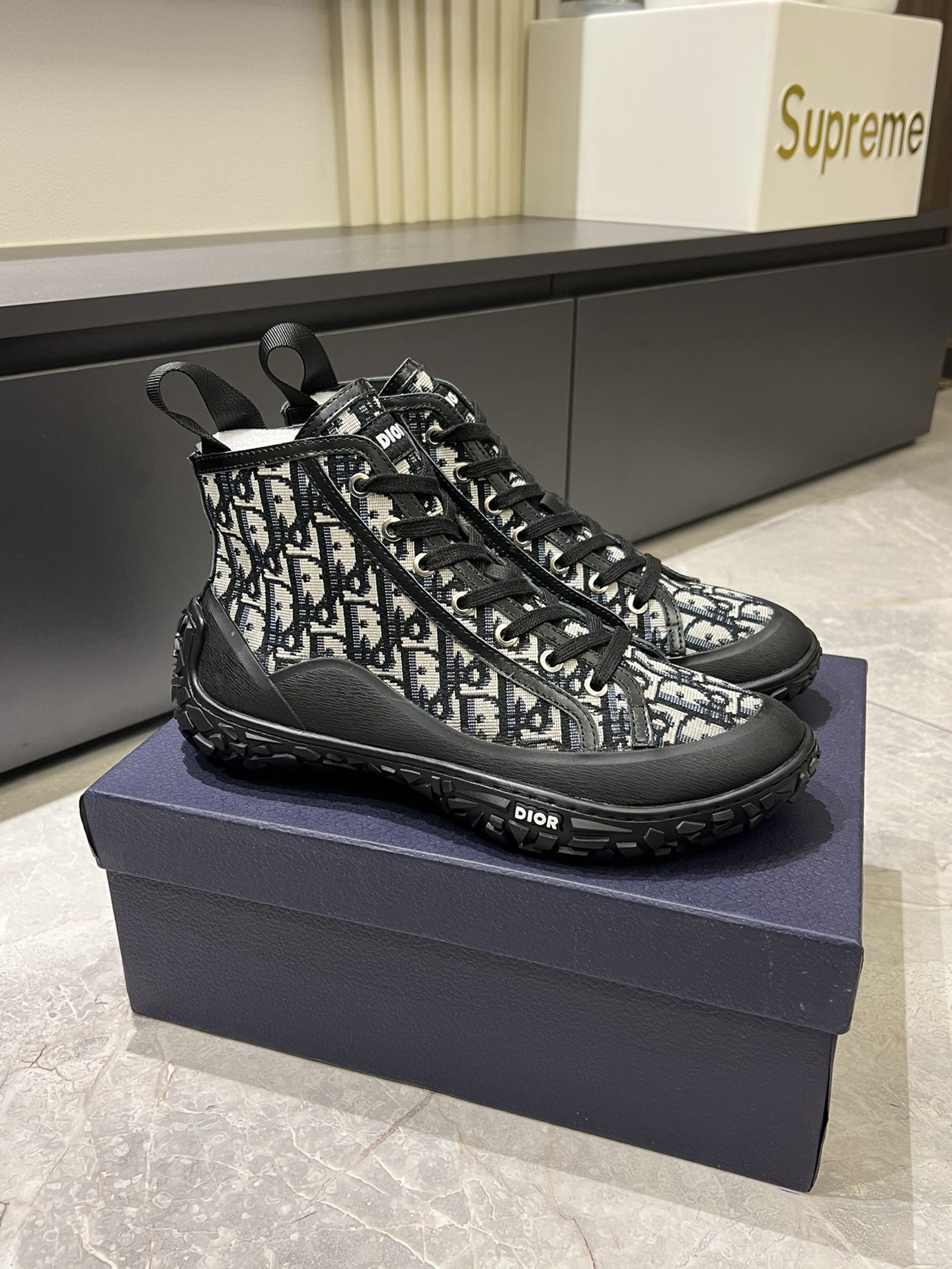DIO* B28 High-Top Sneakers with Oblique Print - Modern Style & Comfort 3 i1727082703 462 7