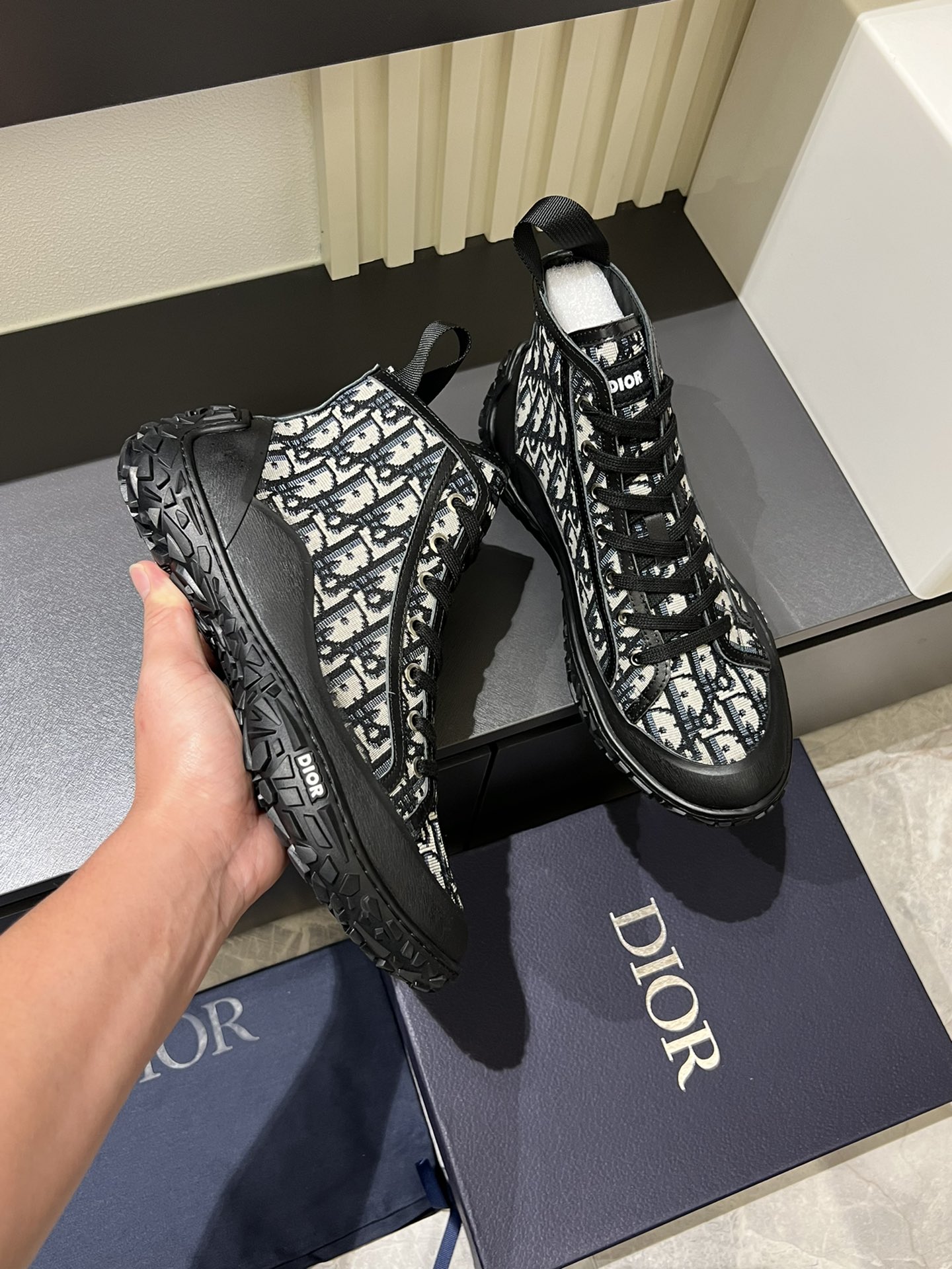 DIO* B28 High-Top Sneakers with Oblique Print - Modern Style & Comfort 7 i1727082703 4660 5