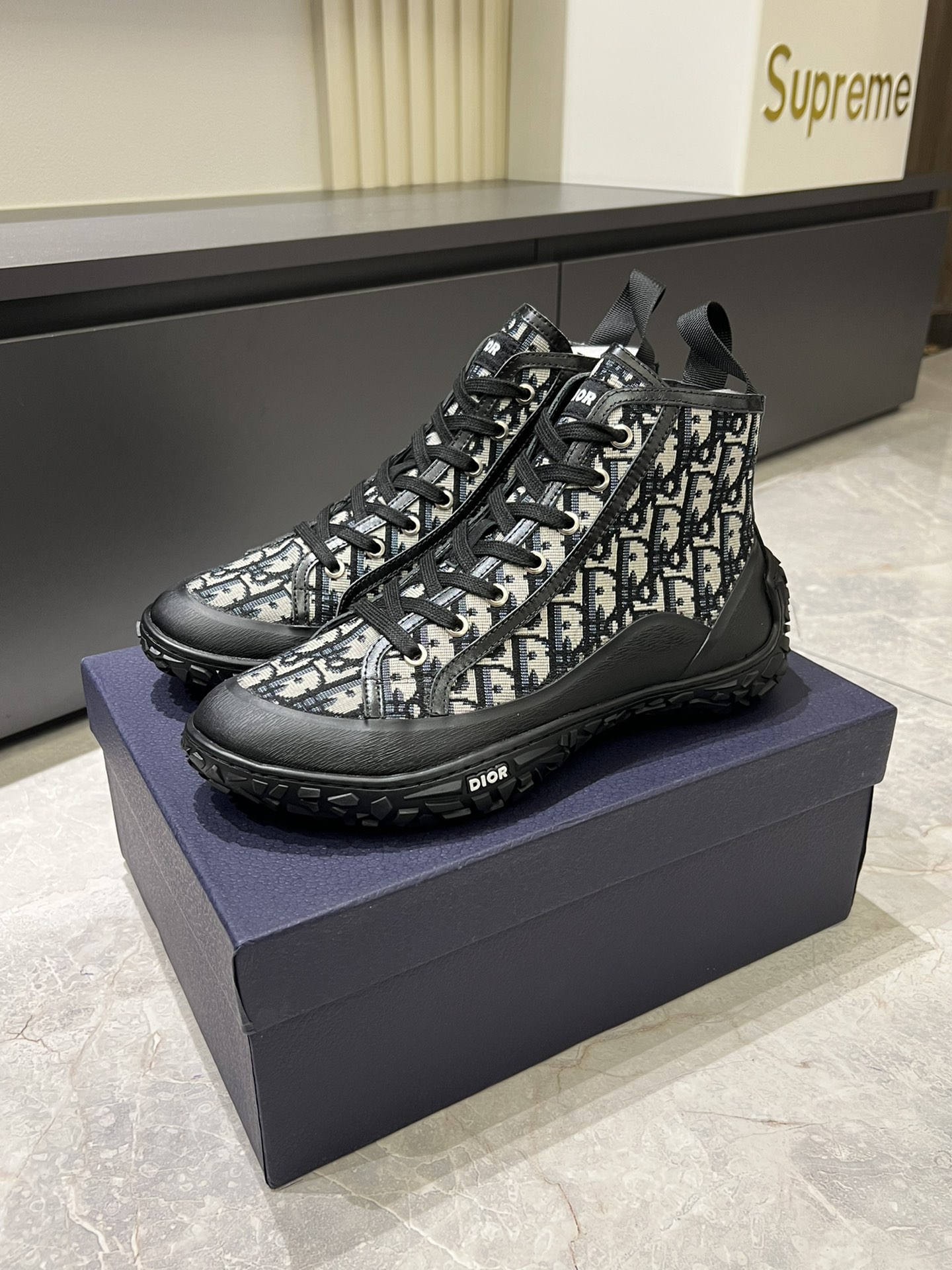 DIO* B28 High-Top Sneakers with Oblique Print - Modern Style & Comfort 4 i1727082703 555 6