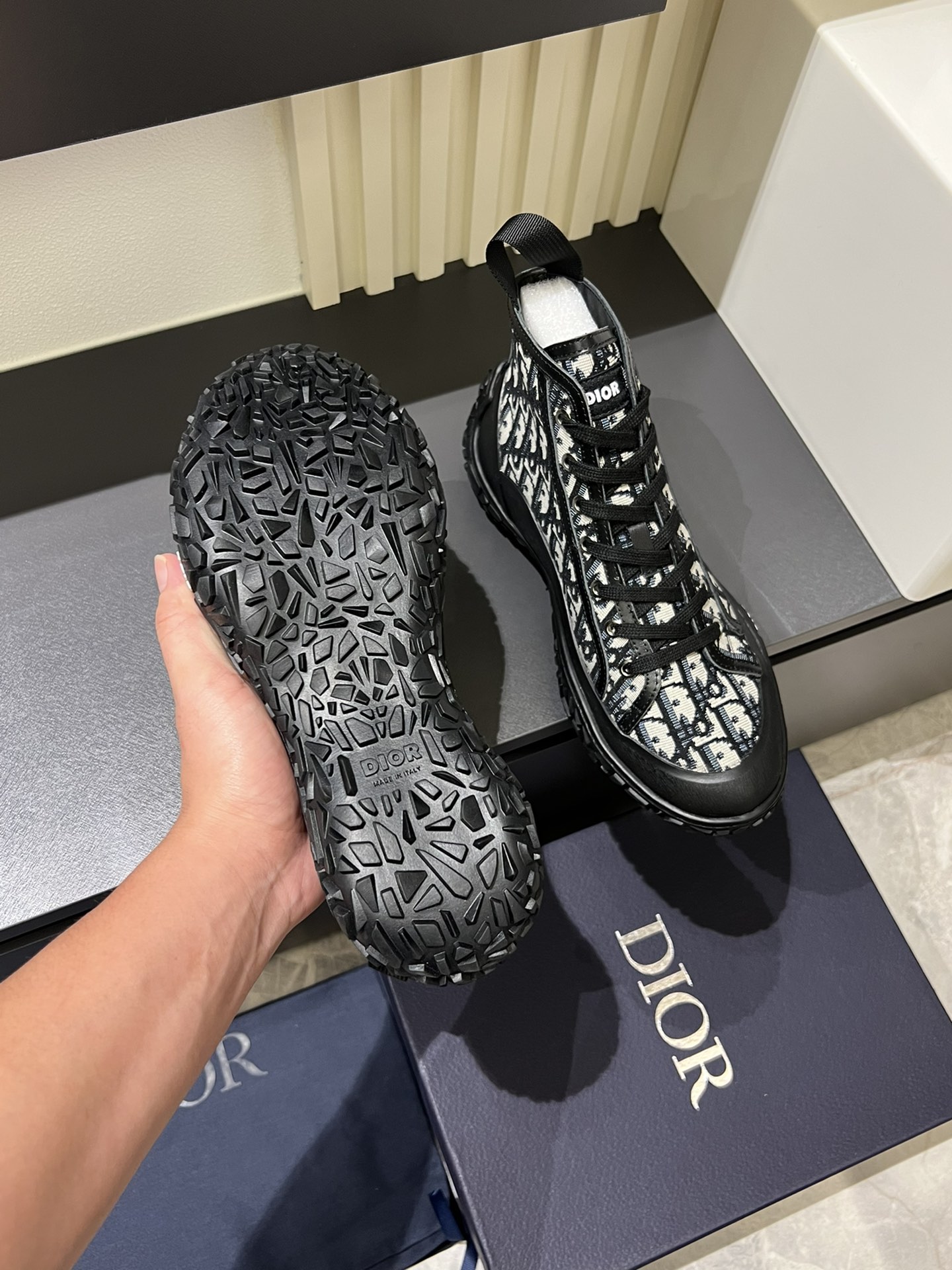 DIO* B28 High-Top Sneakers with Oblique Print - Modern Style & Comfort 8 i1727082703 7034 0