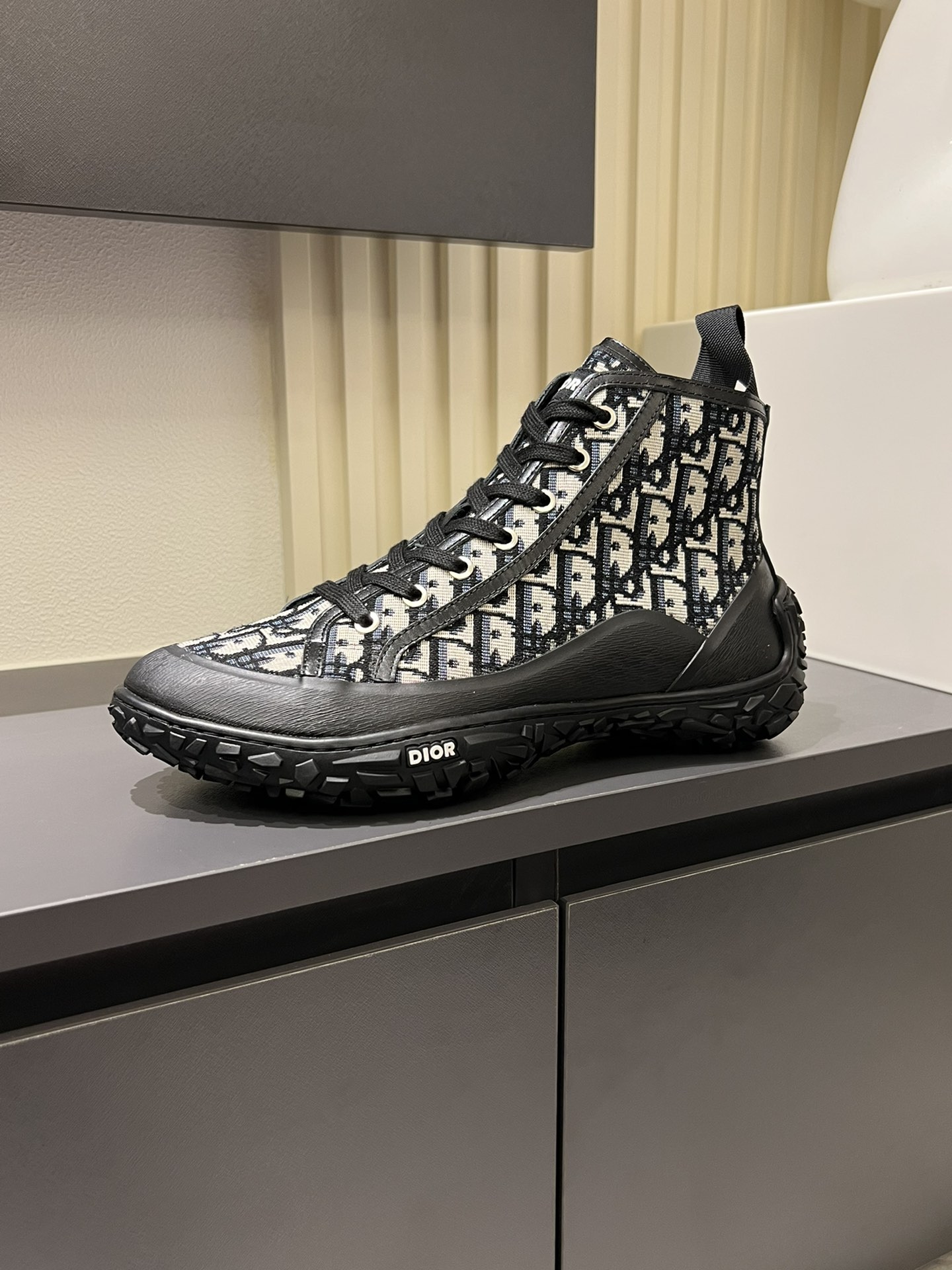 DIO* B28 High-Top Sneakers with Oblique Print - Modern Style & Comfort 6 i1727082703 8698 2