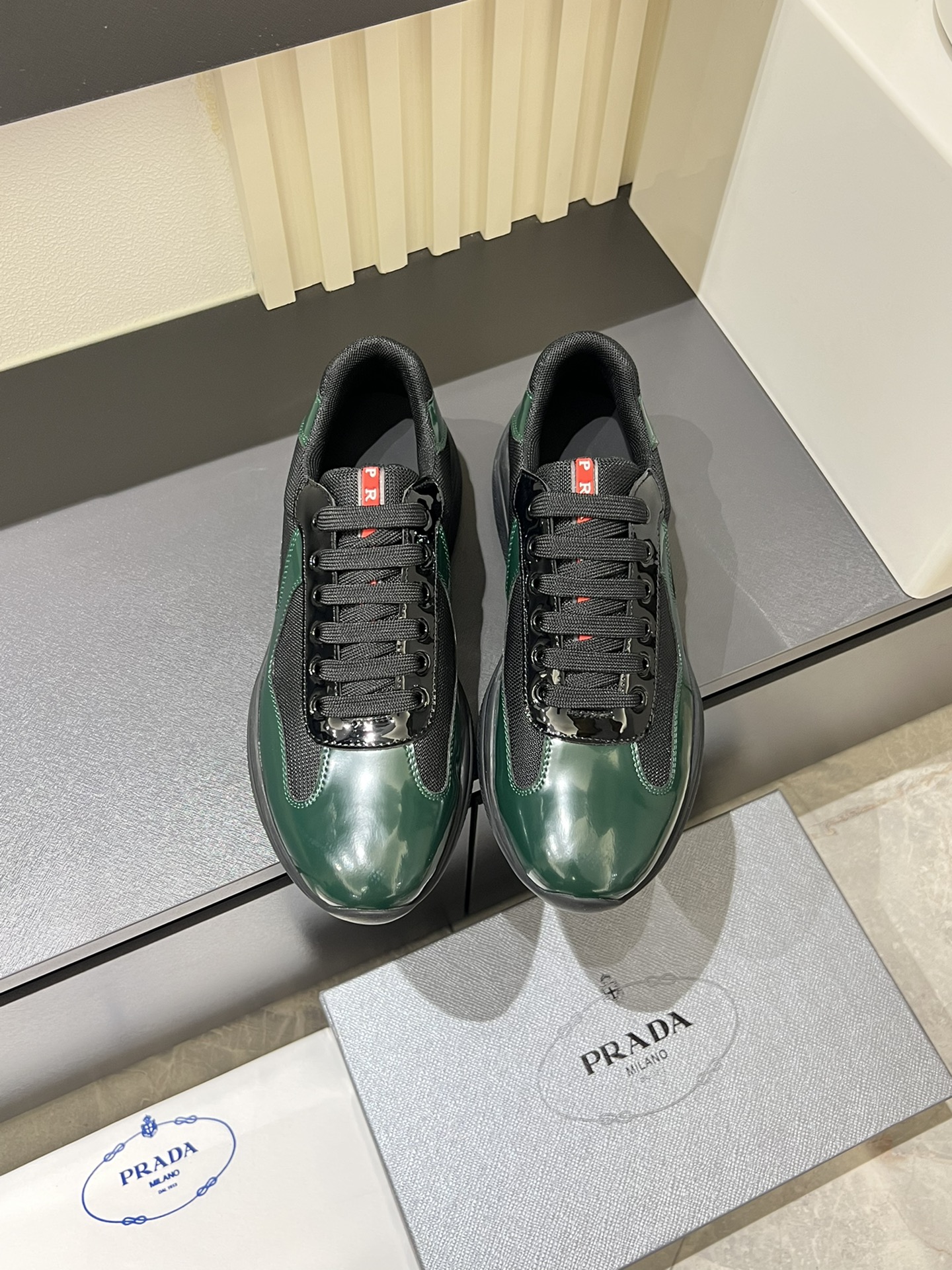 NO:271311,Real price. New casual sneakers for couples P home, high-end quality. TW customized double-layer breathable mesh splicing head layer cowhide material. The insole is calfskin. Punched design. Breathable and comfortable. Original vacuum PU blister sole. Lightweight and soft. Super good foot feel. Fully comfortable!  Size female 36-40. Male 38-44 (45.46 customized), sneakers, cowhide19860909实价 情侣款P家新款休闲运动鞋,高端品质 TW定制双层透气网布拼接头层牛皮材质, 鞋垫是小牛皮 冲孔设计 透气舒适 原厂真空PU吸塑大底 轻质柔软 脚感超级好 舒适度满分！Size女36-40.男38-44（45.46定做）,,sneakers,cowhide,Men's shoes