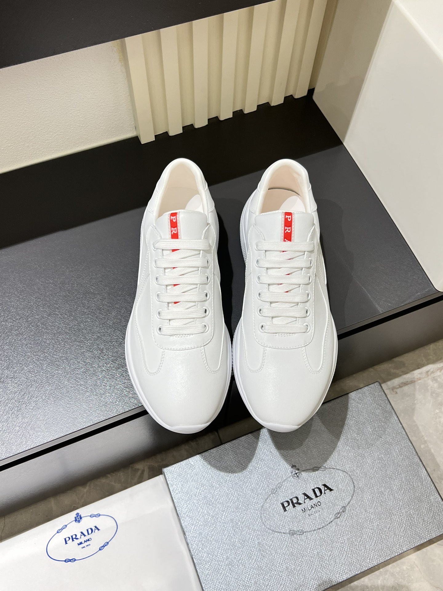 NO:273582,Couple model P home new casual sneakers, high-end quality TW custom double-layer breathable mesh splicing head layer cowhide material, insole is calfskin, punched design, breathable and comfortable Original vacuum PU blister sole, lightweight and soft, super good foot feel, full comfort!  Size female 36-40. Male 38-44 (45.46 customized), sneakers, cowhide19860909情侣款P家新款休闲运动鞋,高端品质 TW定制双层透气网布拼接头层牛皮材质, 鞋垫是小牛皮 冲孔设计 透气舒适 原厂真空PU吸塑大底 轻质柔软 脚感超级好 舒适度满分！Size女36-40.男38-44（45.46定做）,,sneakers,cowhide,Men's shoes