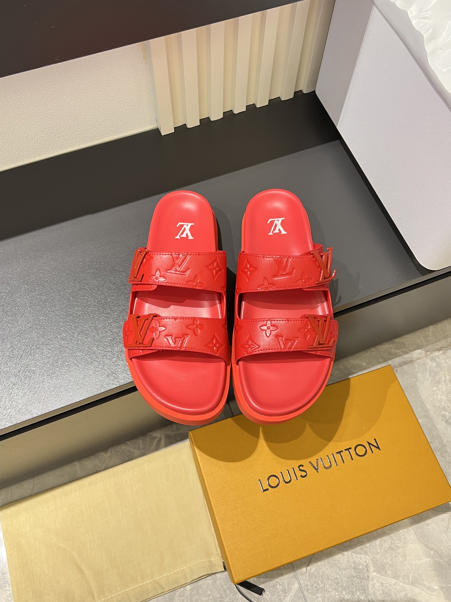 NO:276981,l《*OUIS *UITTO*》 luxury men's slippers, 1:1 high-end quality, top layer cowhide material, casual sunny and loose and comfortable, the highest version of high-quality quality, classic checkerboard cowhide, must-have in summer!  Size38-45!  loro piana slippers cowhide19860909l《*OUIS *UITTO*》奢品男士拖鞋,1:1高端品质,头层牛皮材质,休闲阳光宽松舒适型,最高版本高品质精品,经典棋盘格牛皮,夏季必入哦！Size38-45！,,loro piana,slippers,cowhide,Men's shoes