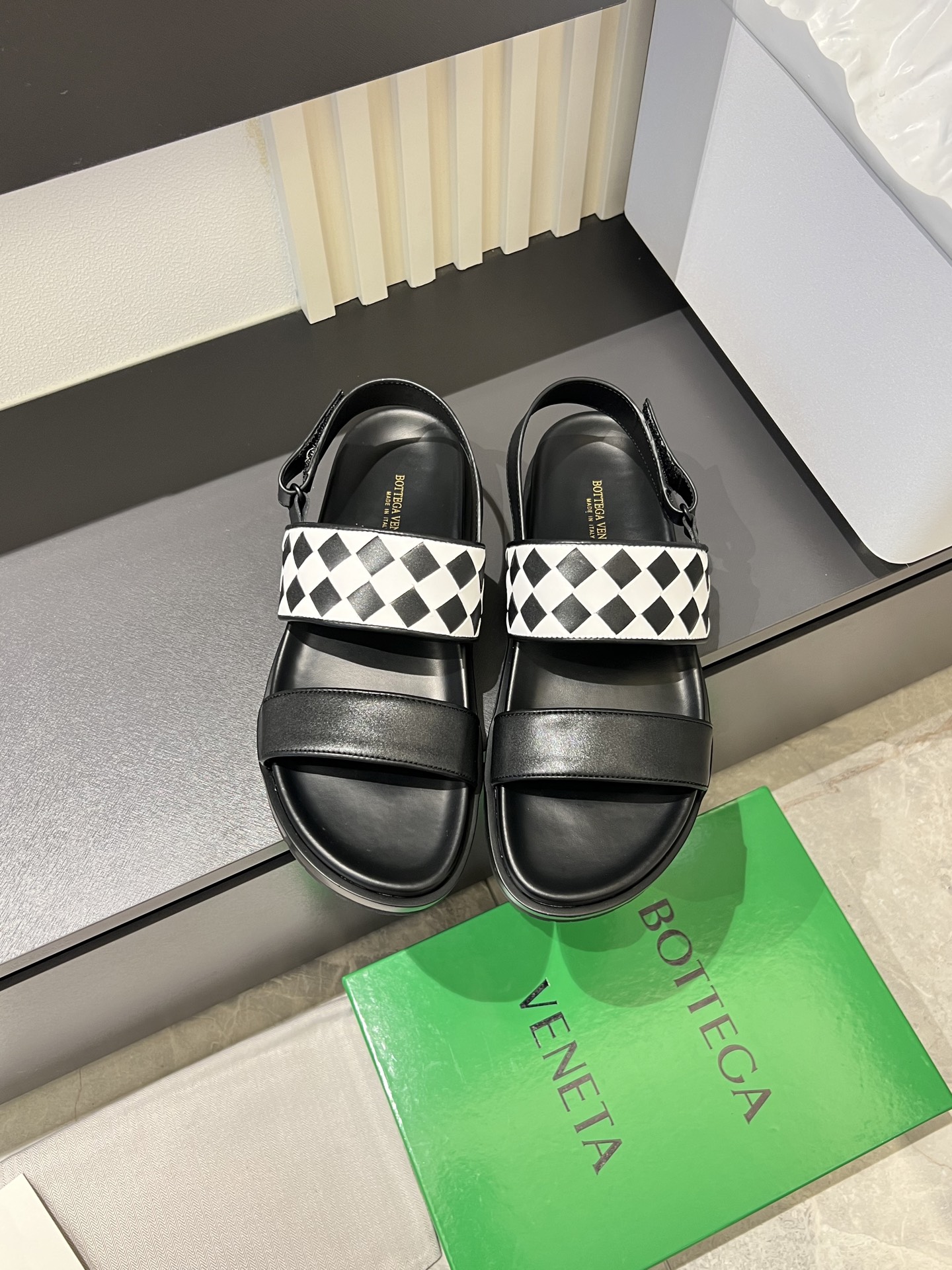 NO:276993,(BOTTEC*) Top Purchase Disc Home Men's Spring and Summer Slippers Counter Synchronizes the upper imported from Italy and woven cowhide fabric, original sole is specially supplied with original sole, exclusive movable molding sole is super comfortable, original order goods, high quality, can enter and exit the counter at will, welcome to compare, size 38-45!  , bottega veneta,slippers,cowhide19860909（BOTTEC*）顶级代购 碟 家男士春夏拖鞋专柜同步 鞋面意大利进口编织牛皮面料,鞋底原厂特供原版底,独家活动成型底超级舒适,原厂跟单货,森高品质,可随意进出专柜,欢迎对比 码数38-45！,,bottega veneta,slippers,cowhide,Men's shoes