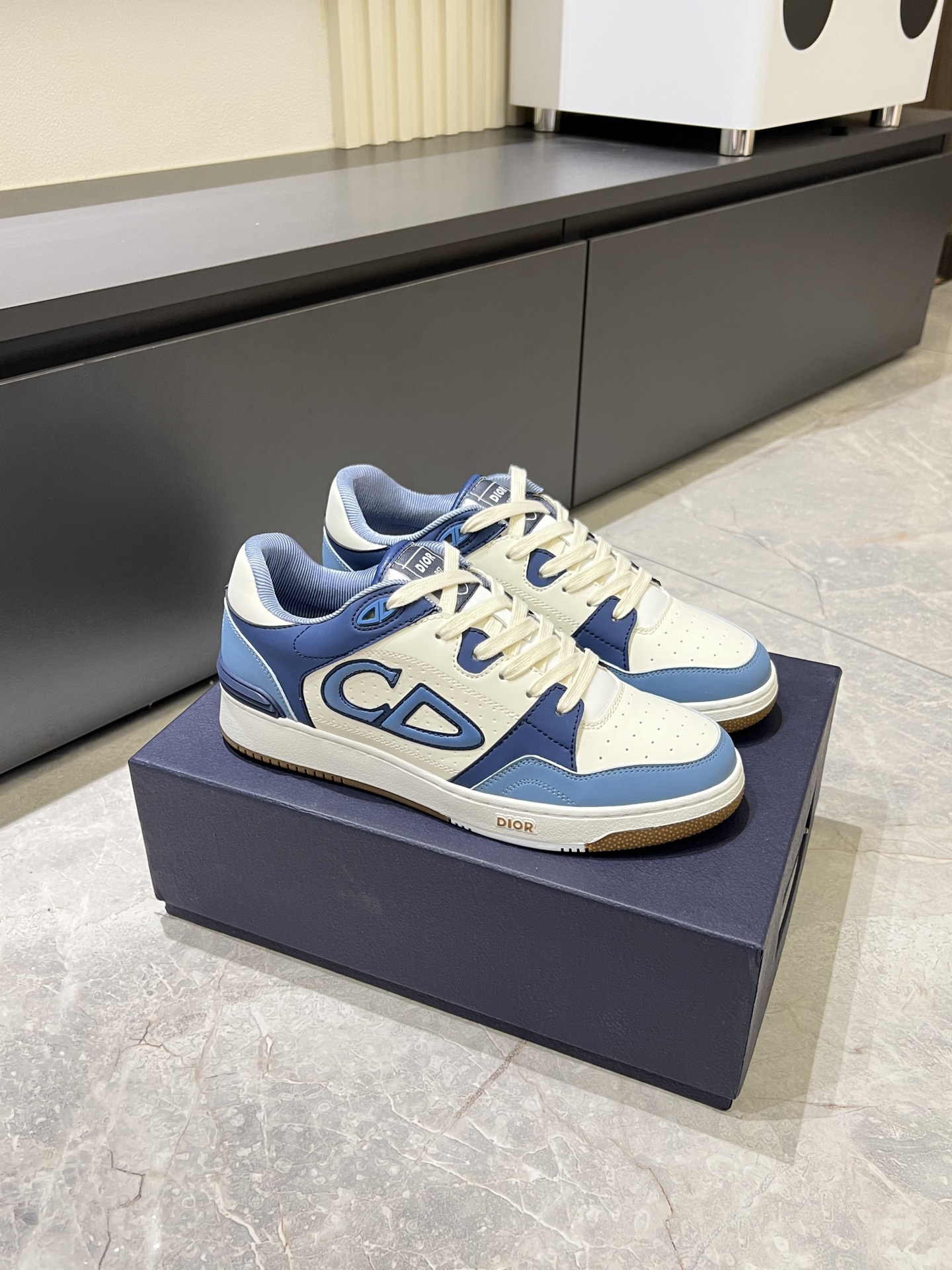 Dior B27 Mid-Top Casual Sneakers - Gray and White Leather, Oblique Print 3 i1745833134607 1062 0 0