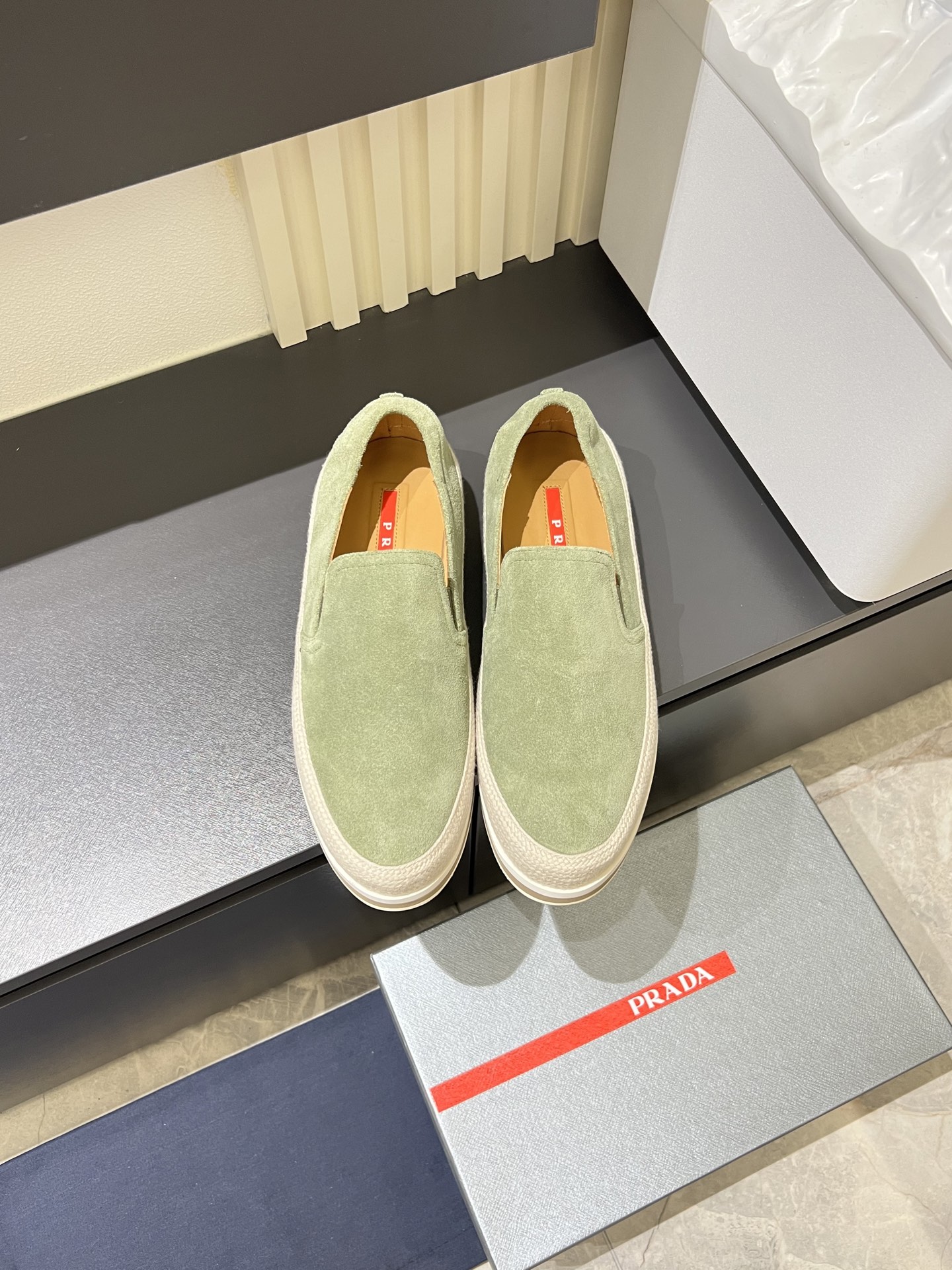 NO:283037,, Prad* Prax casual woven foot lazy men's shoes, made of imported cowhide, inner foot pad cowhide, original special outsole, heel elastic rubber design, a must-have item in spring and summer!  Size38-44 (45 custom made), prada, prada, cowhide19860909,Prad*普拉*休闲编织套脚懒人男鞋,进口牛皮打造,内里垫脚牛皮里,原厂专用大底,后跟松紧橡筋设计,春夏必备单品！ Size38-44（45定做）,,prada,prada,cowhide,Men's shoes