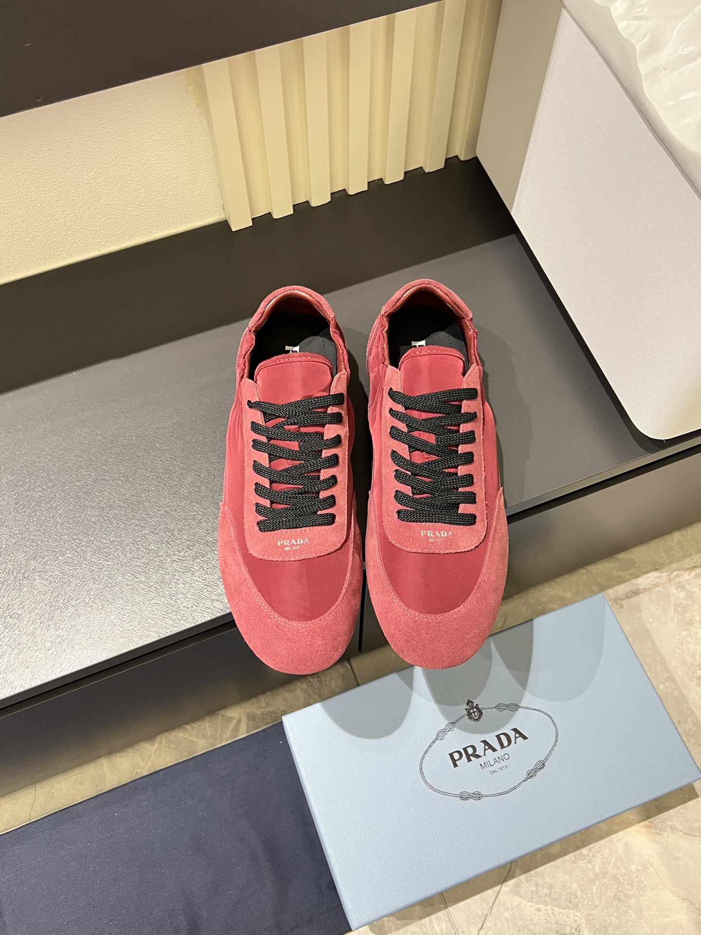 NO:283033,,Prad*Pra*2025 spring and summer new high-end men's sneakers, this sneaker is fashionable and versatile, simple and modern, combining sports style and exquisite details. It is made of a variety of materials, matched with rubber soles, tongue-embossed letter logos, simple and fashionable items. Size38-44!  prada prada sneakers19860909,Prad*普拉*2025春夏新品男士高端运动鞋,这款运动鞋时尚百搭,简洁现代,融合运动风格和精致细节.选用多种材质打造,搭配橡胶鞋底,鞋舌压印字母徽标,简约时尚单品.Size38-44！,,prada,prada,sneakers,Men's shoes