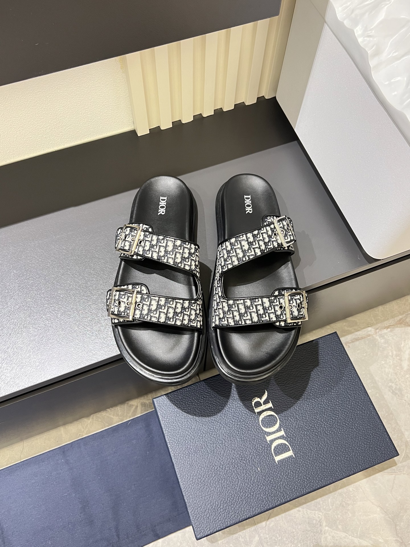 NO:745012,'Dio＊' Dior's latest slippers, sandals, are originally purchased, developed and made. This Dior H-Town sandal pays tribute to the classic logo of sports style and highlights Dior's haute couture spirit. It is carefully made of black rubber, with beige and black Oblique printed uppers, and is decorated with tonal cow leather details to enhance the style. The rubber sole incorporates a variety of elements and is decorated with the Dior logo to make it more refined and highlight the futuristic style. It can be worn with shorts or jeans and comes with exquisite packaging at the counter.  The fabric is original and customized with imported Oblique embroidery. The lining is imported soft sheepskin. The sole is original molded and ultra-light foam material. The size is 38~44, dior, dior, sandals, slippers, shorts, jeans, cowhide, sheepskin.19860909《Dio＊》迪奥 最新款拖鞋 凉鞋 原版购入开发 做货 这款 Dior H-Town 凉鞋致敬运动风格经典标识,彰显 Dior 的高订精神.采用黑色橡胶精心制作,搭配米色和黑色 Oblique 印花鞋面,饰以同色调牛皮革细节提升格调.橡胶鞋底融入多种元素,饰以 Dior 标志更显精致,彰显未来主义风格.可与短裤或牛仔裤搭配穿着 配合送专柜精美包装 面料原版定制进口Oblique刺绣 内里进口柔软羊皮里 鞋底原版开模超轻发泡材质 码数38～44,,dior,dior,sandals,slippers,shorts,jeans,cowhide,sheepskin,Men's shoes